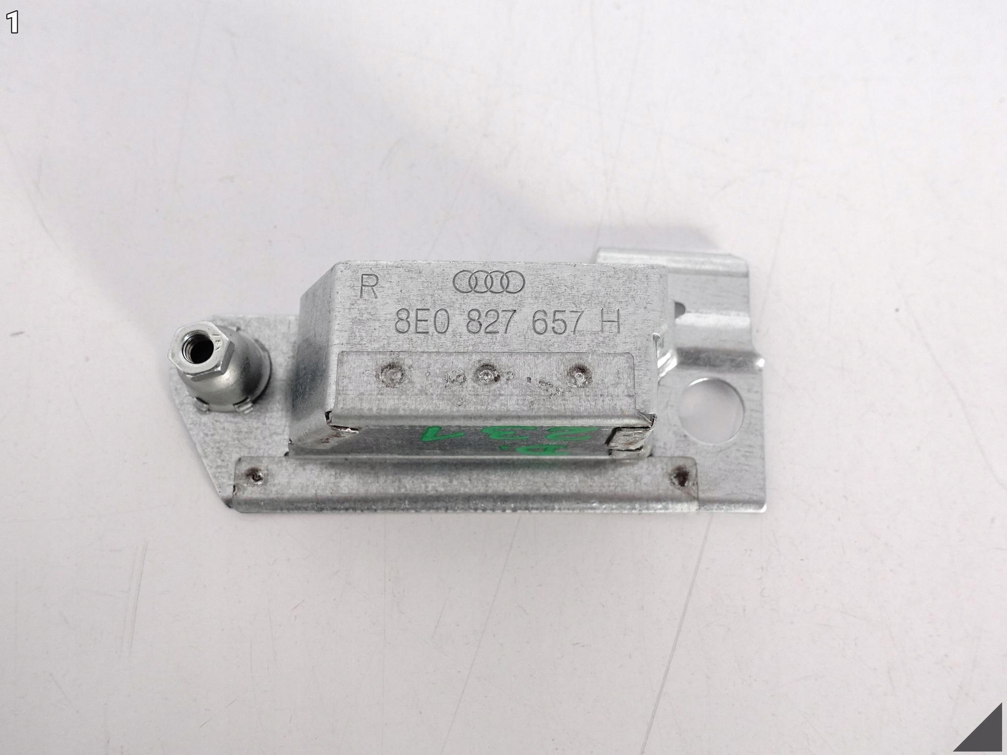 AUDI A8 S8 4H0 A3 8V0 A6 4F0 A5 8F0 OSŁONA ŚLIZG OŚWIETLENIA TABLICY PRAWA AUDI A8 S8 4H0 A3 8V0 A6 4F0 A5 8F0 OSŁONA ŚLIZG OŚWIETLENIA TABLICY PRAWA - obrazek 2