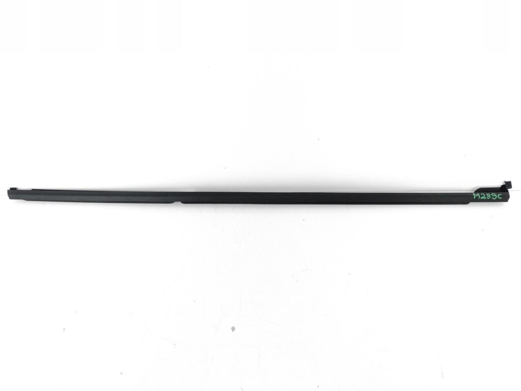 SKODA FABIA III 3 6V0 LIFT 15-20 LISTWA ZGARNIAJĄCA SZYBY DRZWI PRAWA PRZÓD SKODA FABIA III 3 6V0 LIFT 15-20 LISTWA ZGARNIAJĄCA SZYBY DRZWI PRAWA PRZÓD