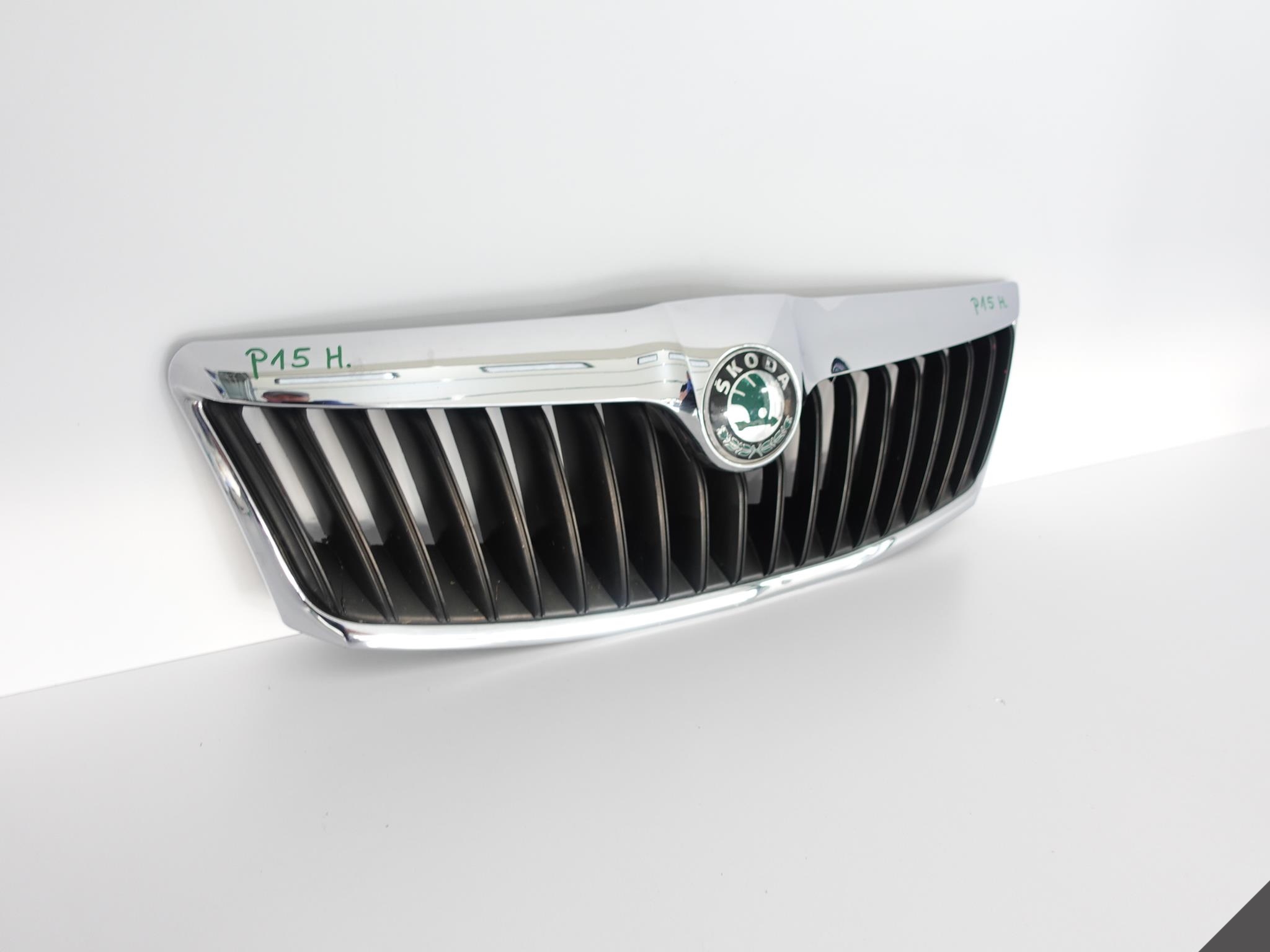 SKODA OCTAVIA 2 II 1Z LIFT 08-13 GRILL ATRAPA *USZKODZONY* SKODA OCTAVIA 2 II 1Z LIFT 08-13 GRILL ATRAPA *USZKODZONY* - obrazek 2