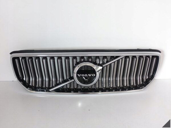 VOLVO XC40 INSCRIPTION 18-22 GRILL CHROM ATRAPA KRATKA EMBLEMAT POD KAMERĘ