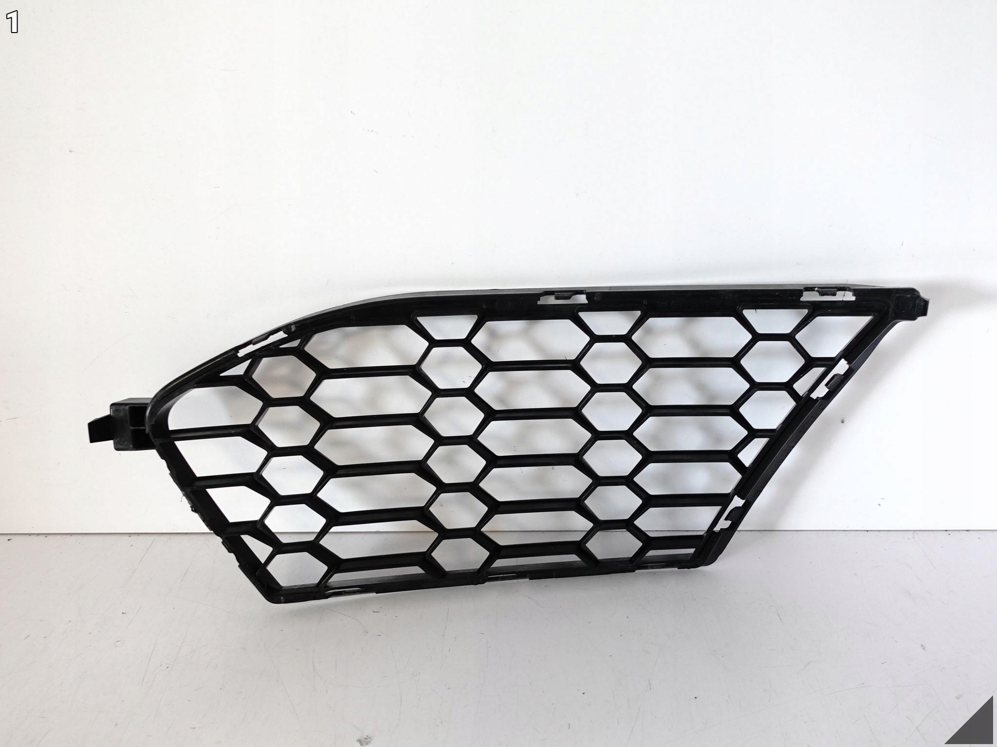 BMW M3 M4 G80 G82 G83 KRATKA W ZDERZAK ATRAPA PRAWA PRZÓD 8069440 BMW M3 M4 G80 G82 G83 KRATKA W ZDERZAK ATRAPA PRAWA PRZÓD 8069440 - obrazek 2