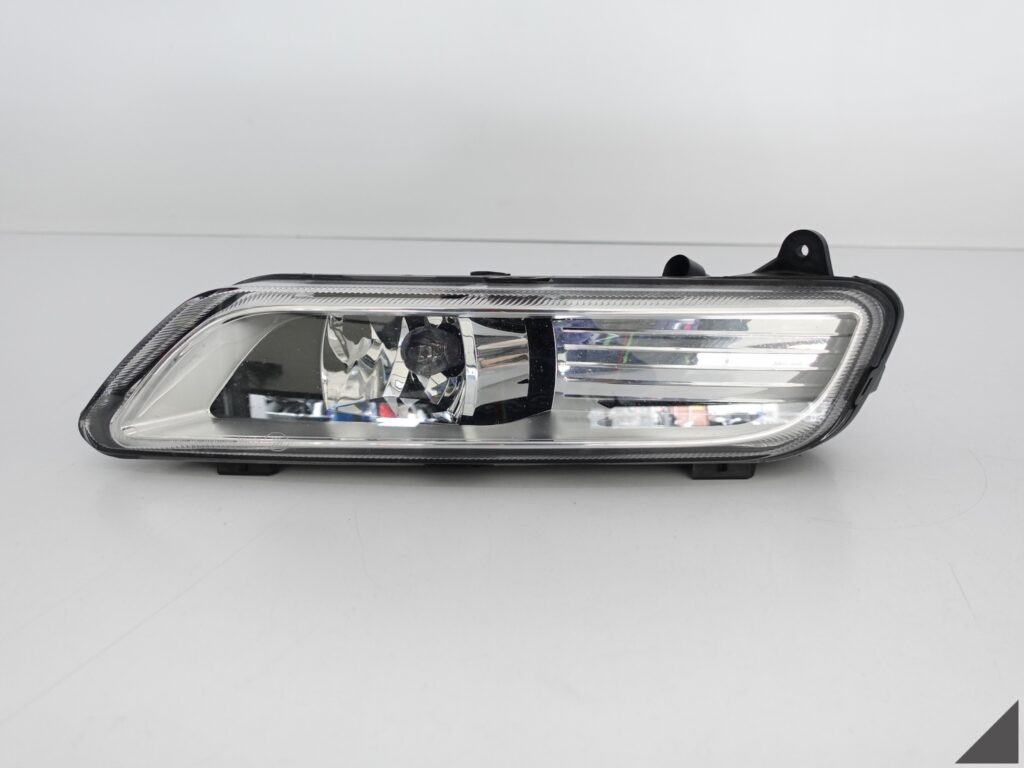VW PASSAT B7 3AA 10-14 ZDERZAK DRL HALOGEN PRAWY VW PASSAT B7 3AA 10-14 ZDERZAK DRL HALOGEN PRAWY