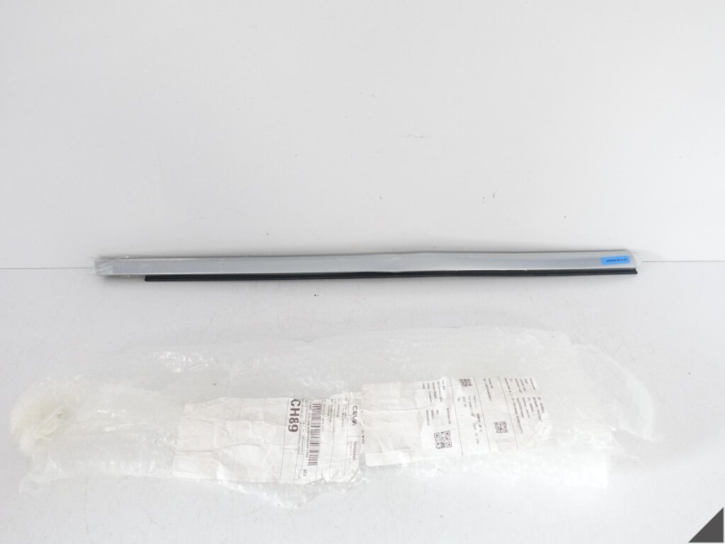 TESLA MODEL S 12-21 LIFT LISTWA ZGARNIAJĄCA SZYBY PRAWA PRZÓD USZKODZONA TESLA MODEL S 12-21 LIFT LISTWA ZGARNIAJĄCA SZYBY PRAWA PRZÓD USZKODZONA