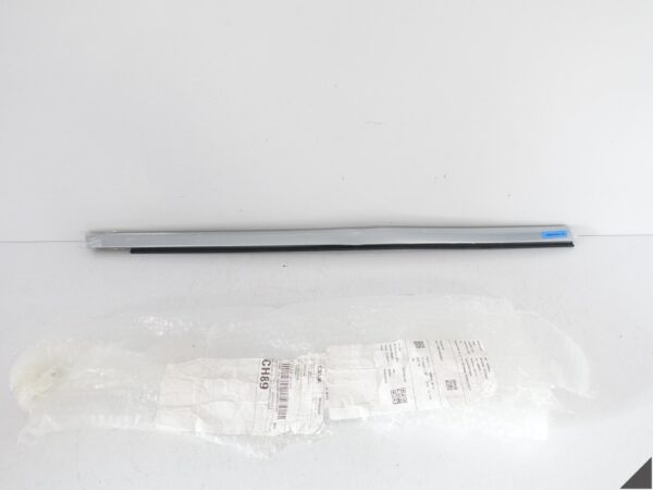 TESLA MODEL S 12-21 LIFT LISTWA ZGARNIAJĄCA SZYBY PRAWA PRZÓD USZKODZONA TESLA MODEL S 12-21 LIFT LISTWA ZGARNIAJĄCA SZYBY PRAWA PRZÓD USZKODZONA
