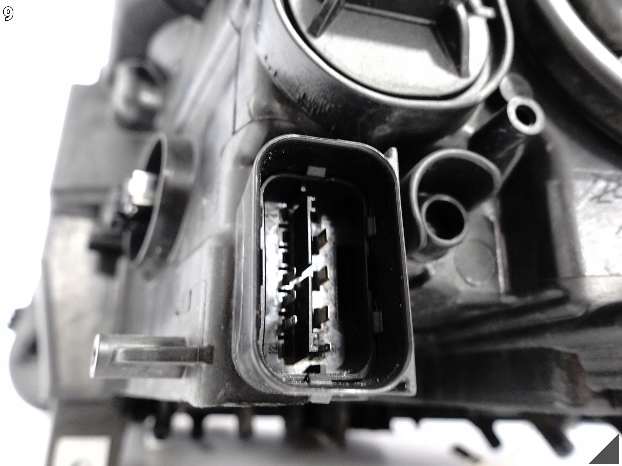 BMW 5 F10 F11 VFL 10-13 LAMPA XENON+LED NIESKRĘTNA PRAWA PRZÓD EUROPA BMW 5 F10 F11 VFL 10-13 LAMPA XENON+LED NIESKRĘTNA PRAWA PRZÓD EUROPA - obrazek 10