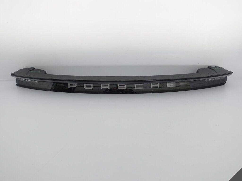 PORSCHE TAYCAN 9J1 LAMPA BLENDA LED TYŁ EUROPA