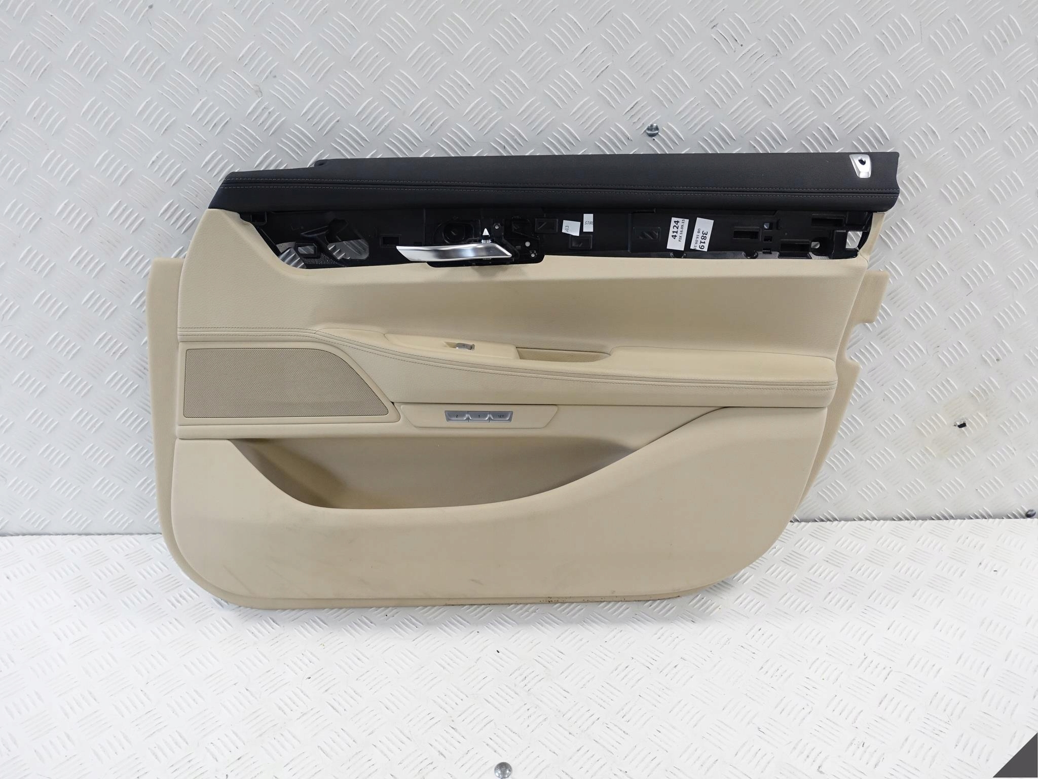 BMW 7 G11 G12 TAPICERKA PRAWA PRZÓD CANBERRABEIGE BMW 7 G11 G12 TAPICERKA PRAWA PRZÓD CANBERRABEIGE
