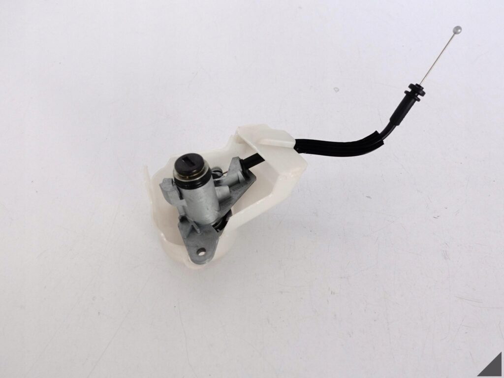AUDI A8 4H0 D4 LIFT 13-17 WKŁAD ZAMKA KLAPY BAGAŻNIKA OSŁONA 8F0827573A