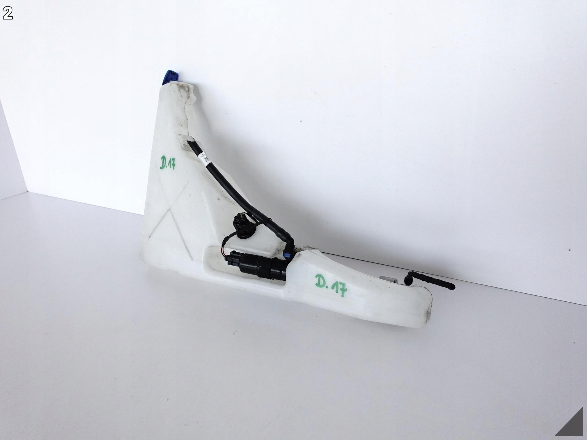 AUDI A8 S8 4H0 D4 LIFT 09-17 ZBIORNICZEK SPRYSKIWACZY POMPKI 4H0955451B AUDI A8 S8 4H0 D4 LIFT 09-17 ZBIORNICZEK SPRYSKIWACZY POMPKI 4H0955451B - obrazek 3