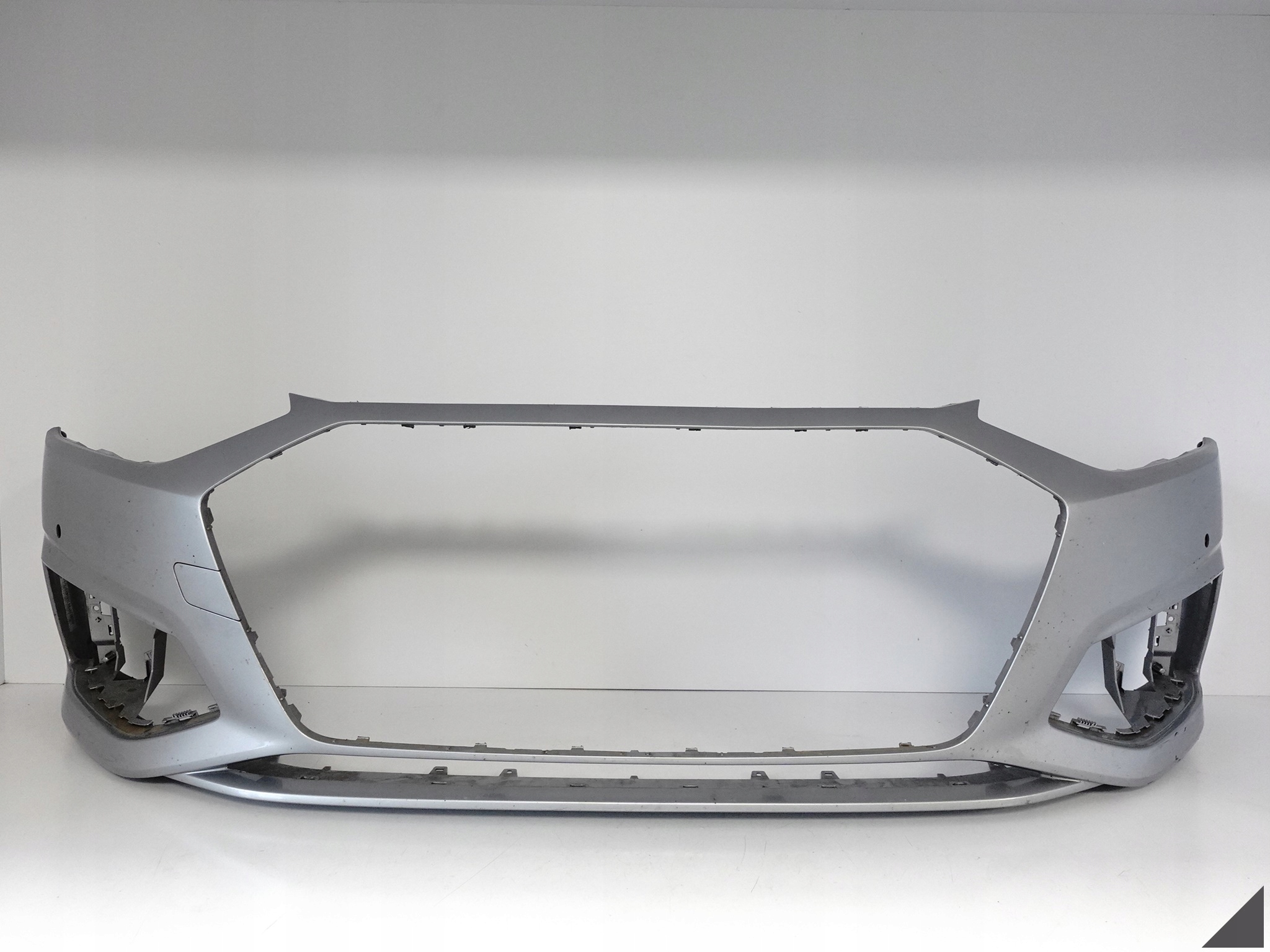 AUDI A4 B9 8W0 LIFT 19- ZWYKŁY/BASIS ZDERZAK PRZÓD PRZEDNI ŁADNY (PDC) AUDI A4 B9 8W0 LIFT 19- ZWYKŁY/BASIS ZDERZAK PRZÓD PRZEDNI ŁADNY (PDC)
