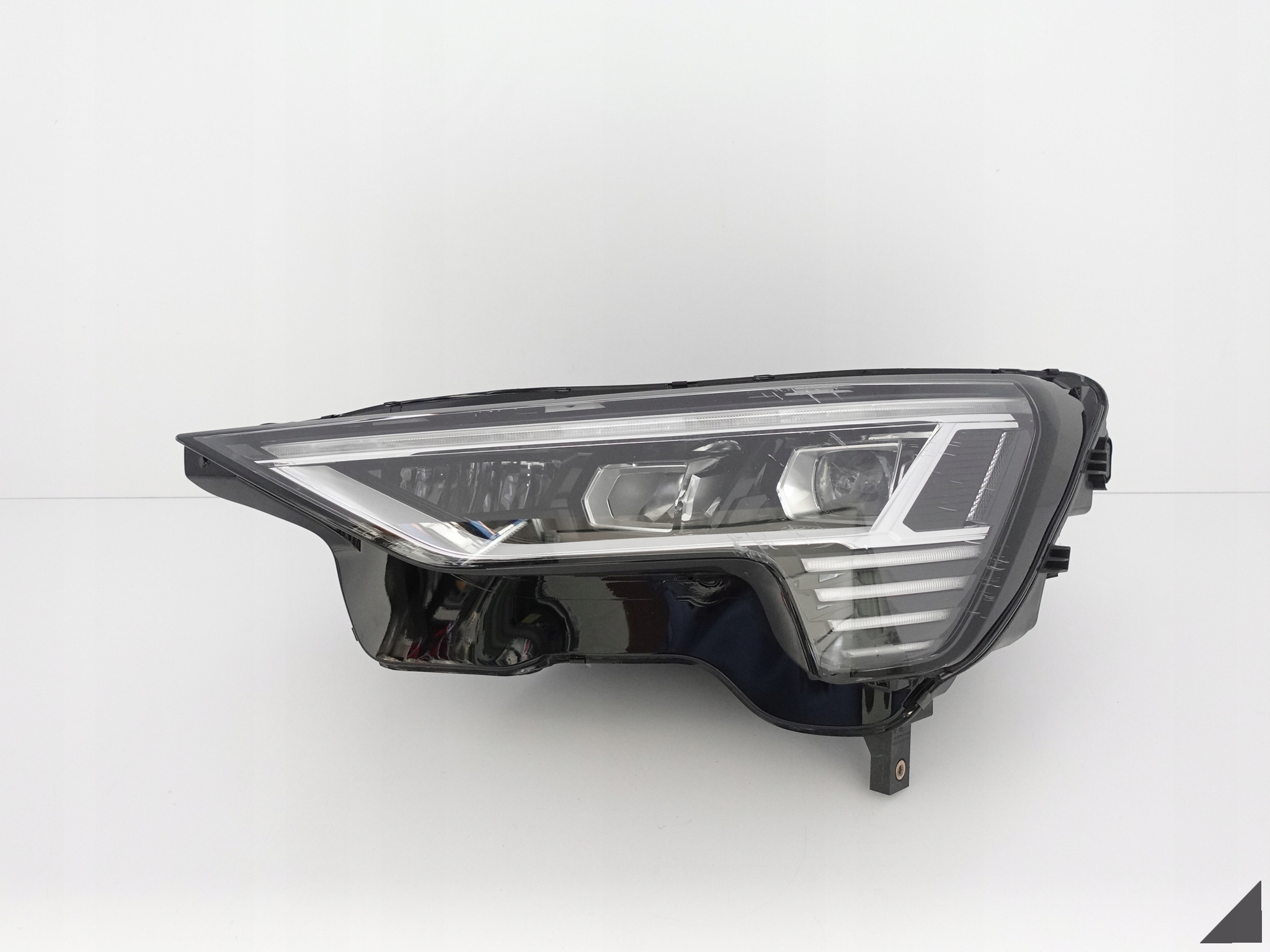 AUDI E-TRON 4KE 18- FULL LED LAMPA LEWA EUROPA AUDI E-TRON 4KE 18- FULL LED LAMPA LEWA EUROPA