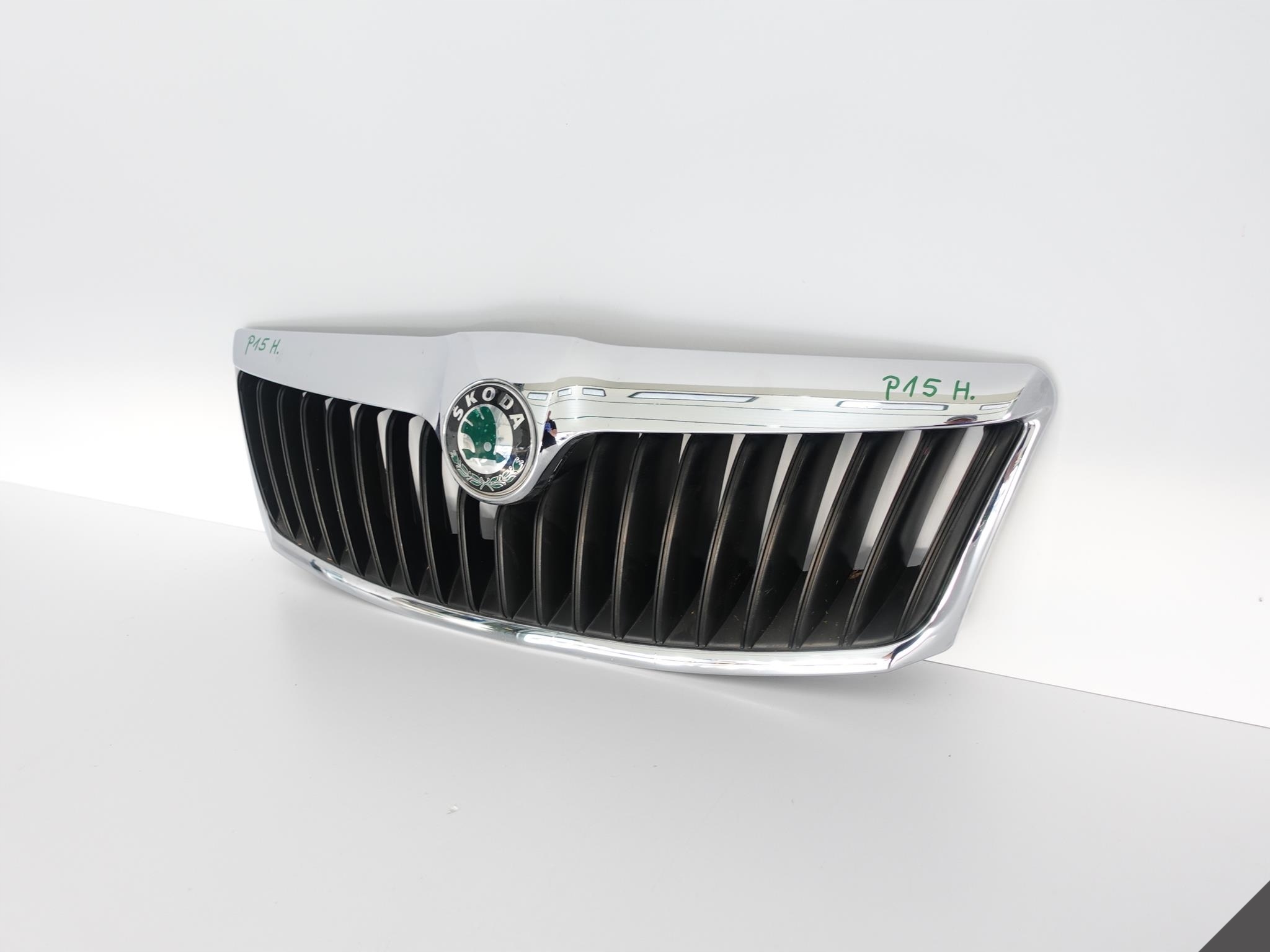 SKODA OCTAVIA 2 II 1Z LIFT 08-13 GRILL ATRAPA *USZKODZONY* SKODA OCTAVIA 2 II 1Z LIFT 08-13 GRILL ATRAPA *USZKODZONY* - obrazek 3