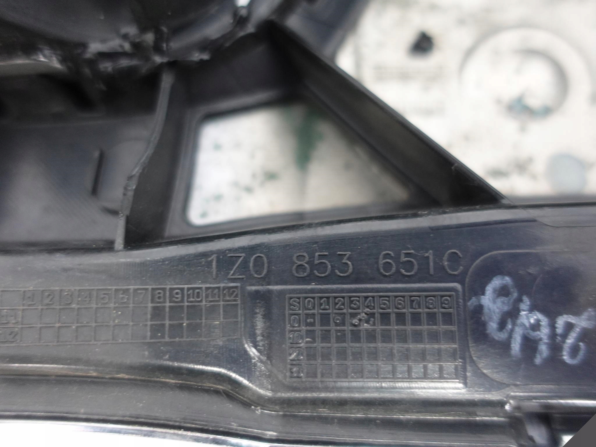 SKODA OCTAVIA 2 II 1Z LIFT 08-13 GRILL ATRAPA *USZKODZONY* SKODA OCTAVIA 2 II 1Z LIFT 08-13 GRILL ATRAPA *USZKODZONY* - obrazek 7
