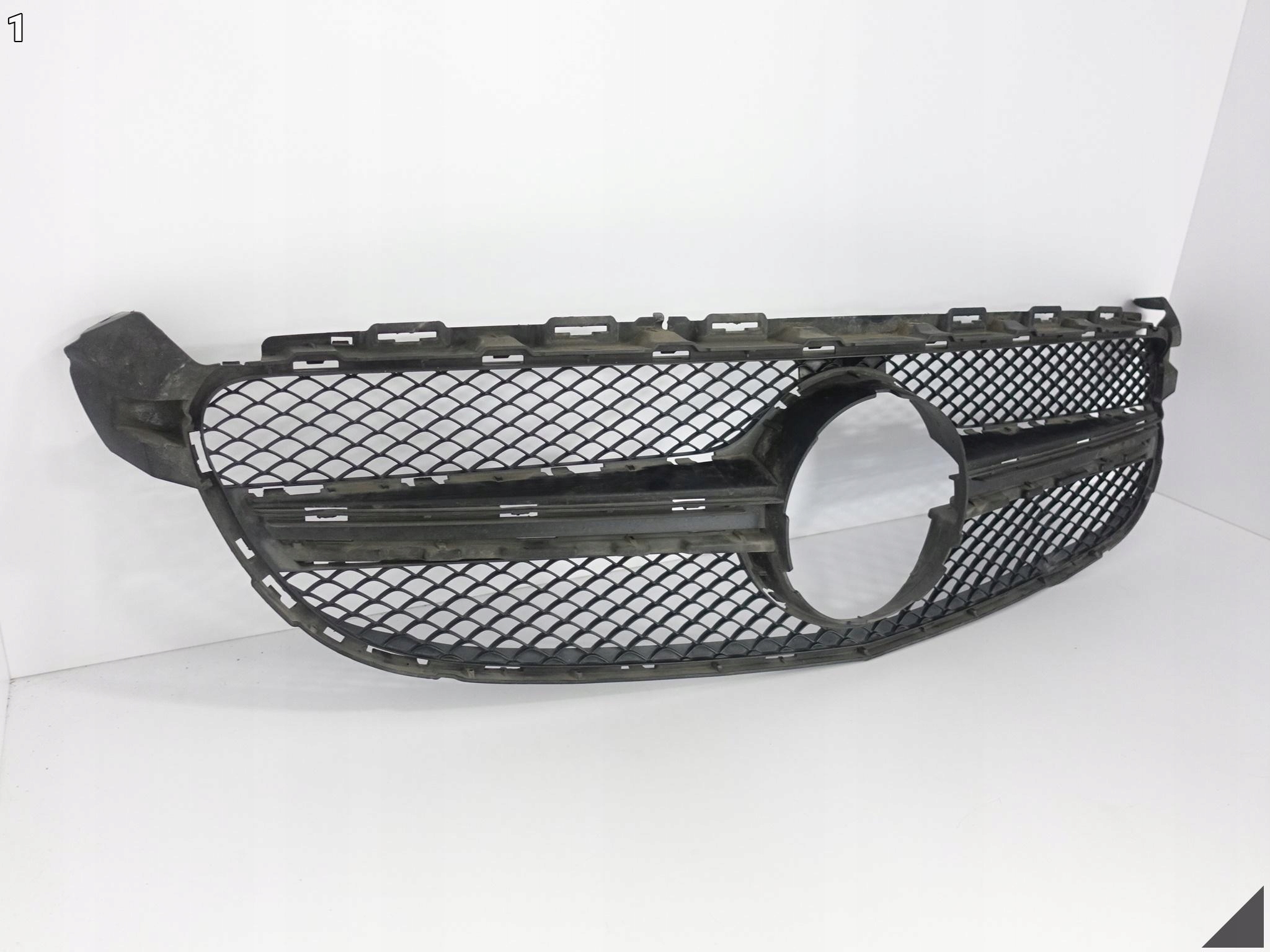 MERCEDES C-KLASA W205 63 C63 AMG 14-21 GRILL ATRAPA KRATKA W ZDERZAK MERCEDES C-KLASA W205 63 C63 AMG 14-21 GRILL ATRAPA KRATKA W ZDERZAK - obrazek 2