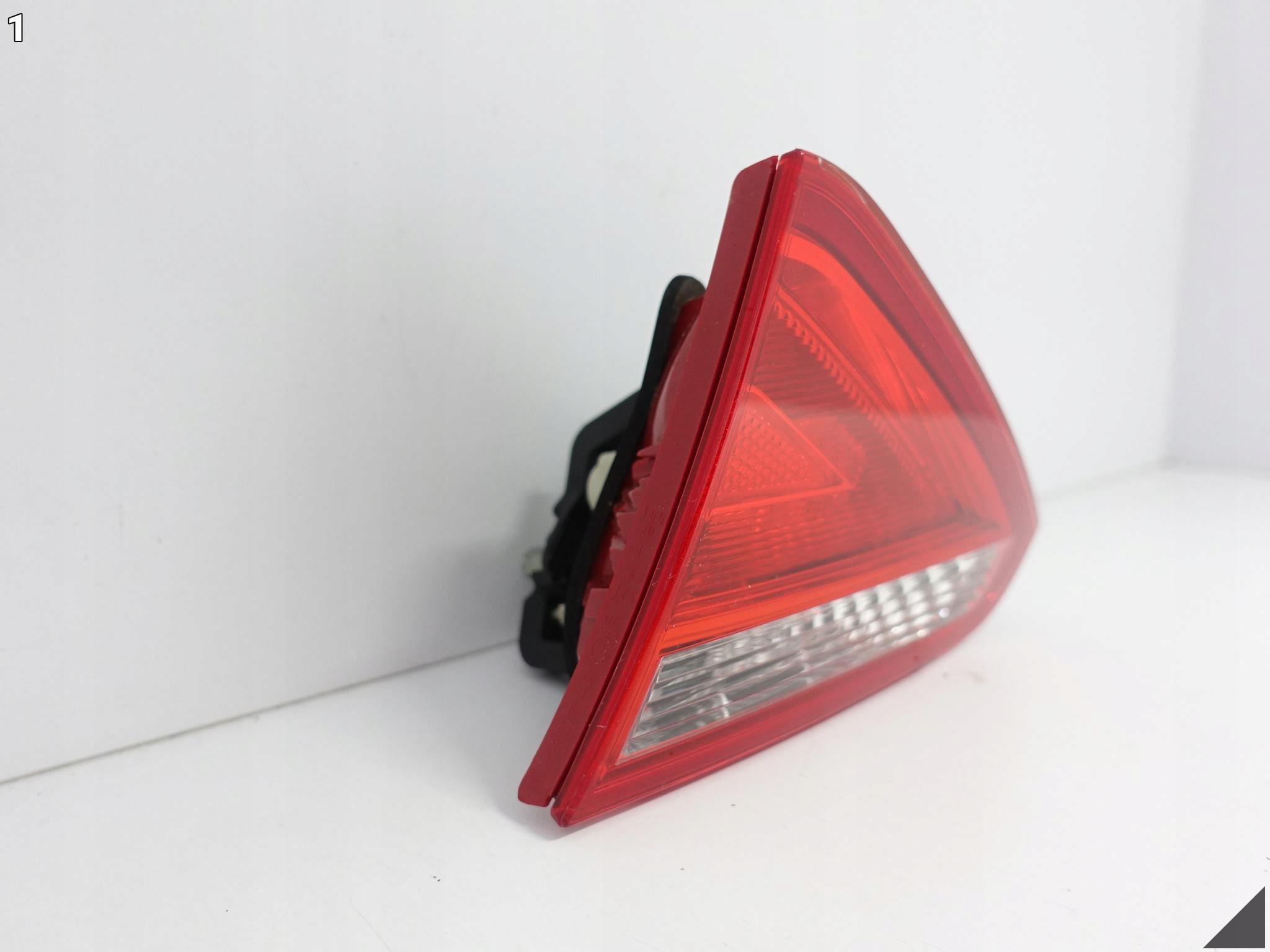 AUDI A5 S5 RS5 8T0 07-11 LAMPA W KLAPE BAGAŻNIKA PRAWA TYŁ ZWYKŁA 8T0945094 AUDI A5 S5 RS5 8T0 07-11 LAMPA W KLAPE BAGAŻNIKA PRAWA TYŁ ZWYKŁA 8T0945094 - obrazek 2