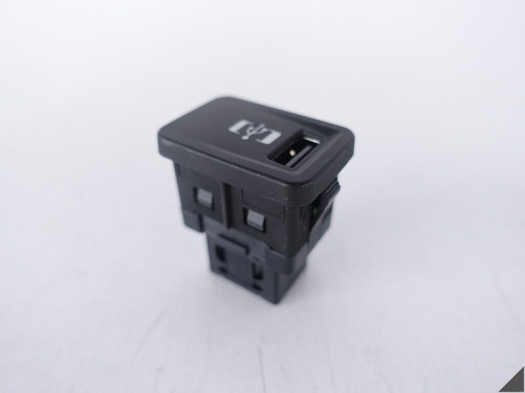 FERRARI ROMA F169 296 GTS F171 SF90 F173 DAYTONA SP3 PORT GNIAZDO USB