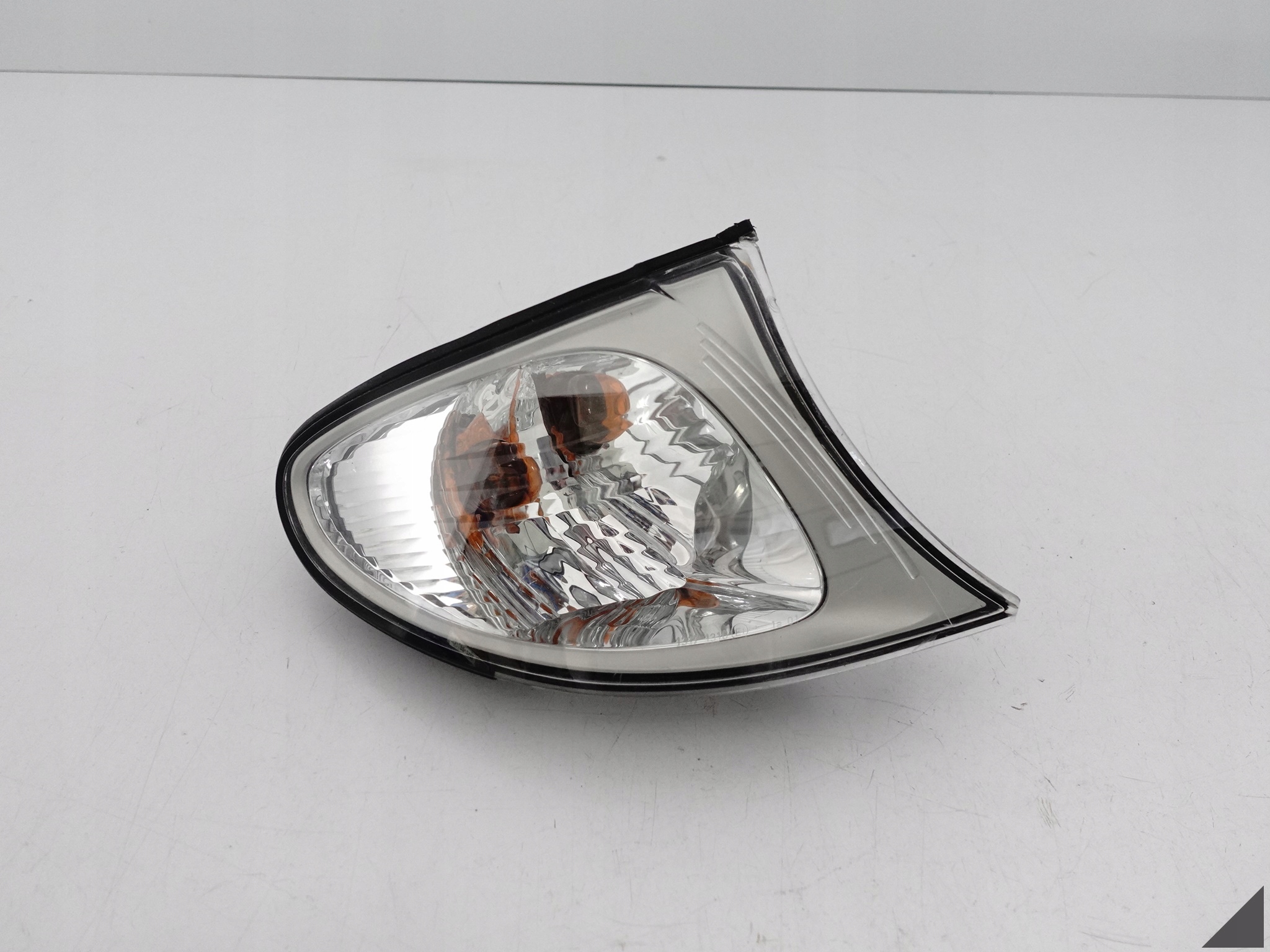 BMW 3 E46 LIFT LCI 01-05 LAMPA KIERUNKOWSKAZ MIGACZ PRAWY BIAŁY/TYTAN PRZÓD BMW 3 E46 LIFT LCI 01-05 LAMPA KIERUNKOWSKAZ MIGACZ PRAWY BIAŁY/TYTAN PRZÓD
