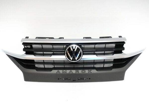 VW AMAROK II 2 V6 N1XB 2HJ 22- GRILL ATRAPA KRATKA EMBLEMAT W ZDERZAK PRZÓD