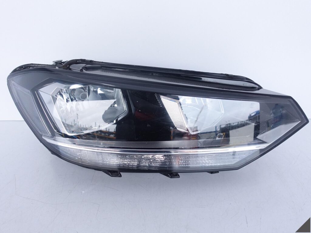 VW TOURAN 5TB (II GENERACJA) 15- LAMPA ZWYKŁA HALOGEN PRAWA PRZÓD EUROPA