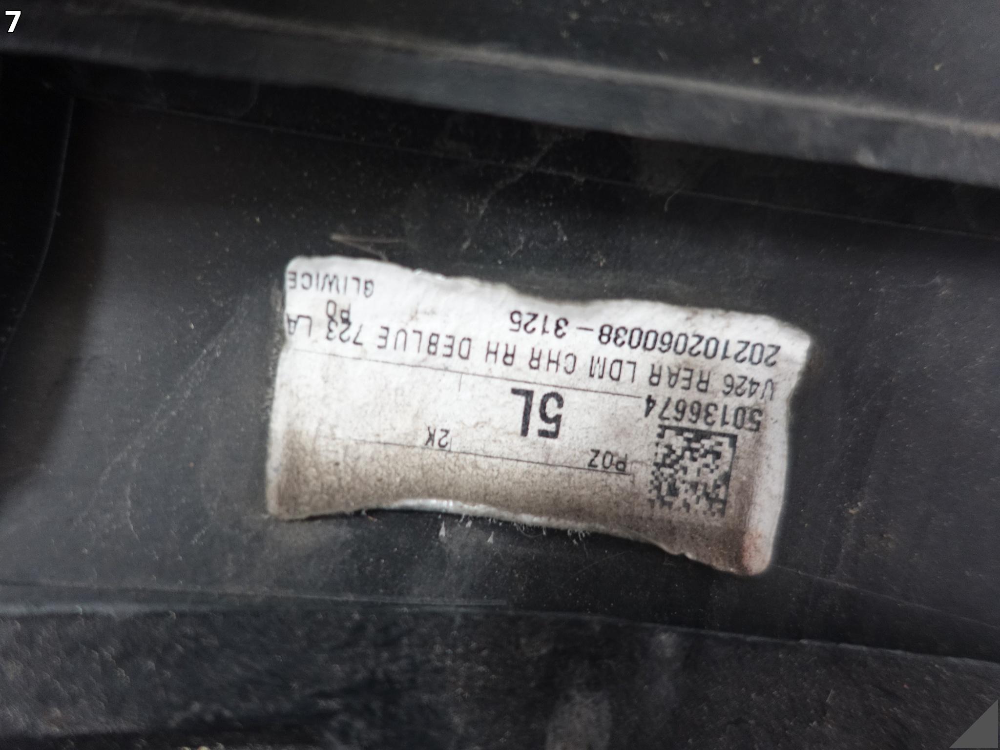VOLVO XC60 II V426 RECHARGE 18-21 DOLNA LISTWA NAKŁADKA NA DRZWI PRAWA TYŁ VOLVO XC60 II V426 RECHARGE 18-21 DOLNA LISTWA NAKŁADKA NA DRZWI PRAWA TYŁ - obrazek 8