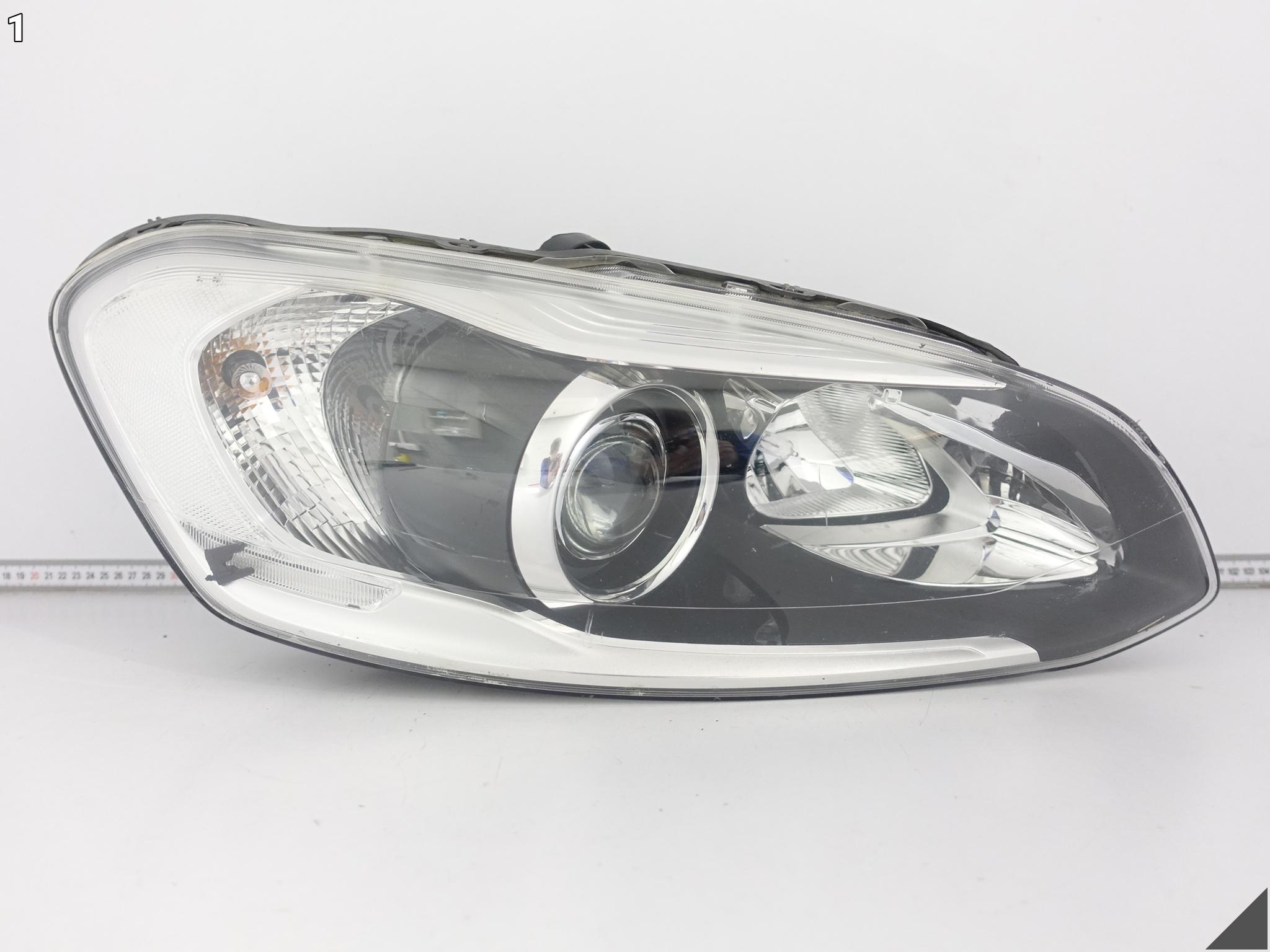 VOLVO XC60 (1 GENERACJA) LIFT 13-17 LAMPA XENON SKRĘTNY PRAWY PRZÓD EUROPA VOLVO XC60 (1 GENERACJA) LIFT 13-17 LAMPA XENON SKRĘTNY PRAWY PRZÓD EUROPA - obrazek 2