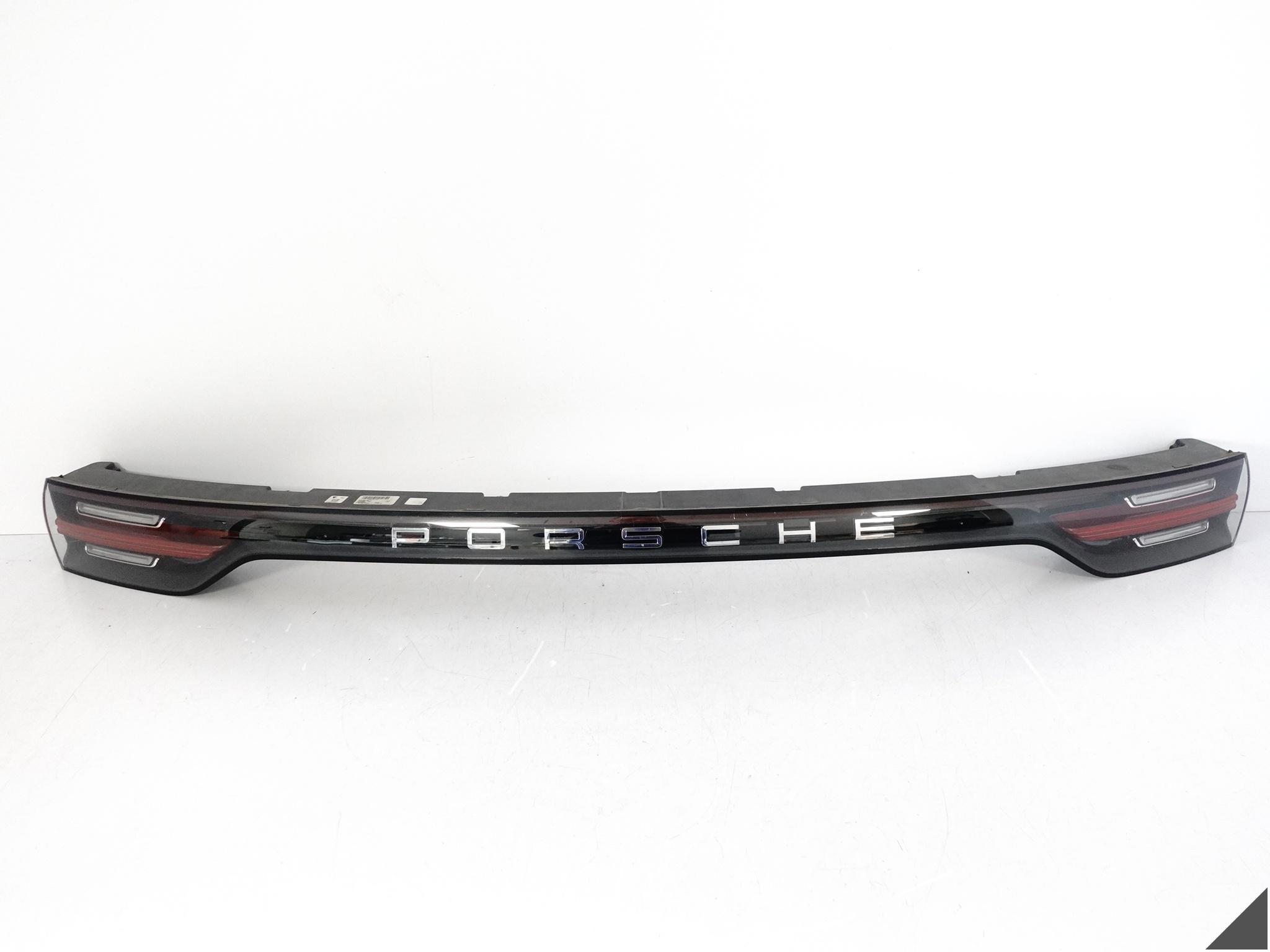 PORSCHE CAYENNE 9Y0 E3 18-23 LAMPA BLENDA LED W BAGAŻNIK TYŁ EU 9Y0945081F PORSCHE CAYENNE 9Y0 E3 18-23 LAMPA BLENDA LED W BAGAŻNIK TYŁ EU 9Y0945081F