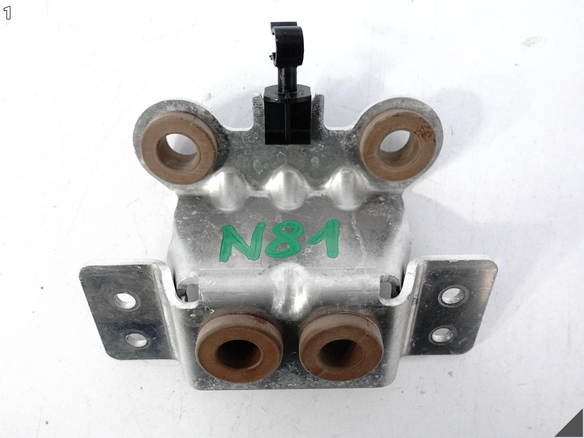 AUDI S8 PLUS 4H0 D4 LIFT 15-17 UCHWYT MOCOWANIE WSPORNIK CHŁODNICY LEWY AUDI S8 PLUS 4H0 D4 LIFT 15-17 UCHWYT MOCOWANIE WSPORNIK CHŁODNICY LEWY - obrazek 2