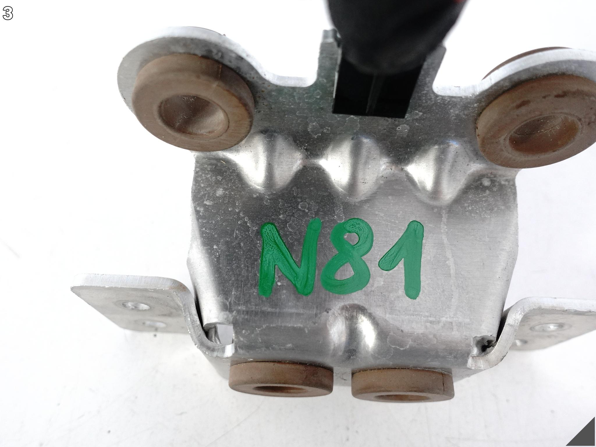 AUDI S8 PLUS 4H0 D4 LIFT 15-17 UCHWYT MOCOWANIE WSPORNIK CHŁODNICY LEWY AUDI S8 PLUS 4H0 D4 LIFT 15-17 UCHWYT MOCOWANIE WSPORNIK CHŁODNICY LEWY - obrazek 4
