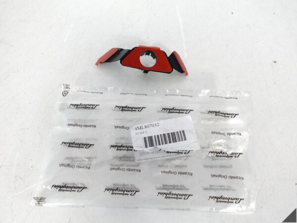 LAMBORGHINI URUS 4ML 18- KOSZYK MOCOWANIE CZUJNIKA PDC ZDERZAK PRAWY PRZÓD LAMBORGHINI URUS 4ML 18- KOSZYK MOCOWANIE CZUJNIKA PDC ZDERZAK PRAWY PRZÓD