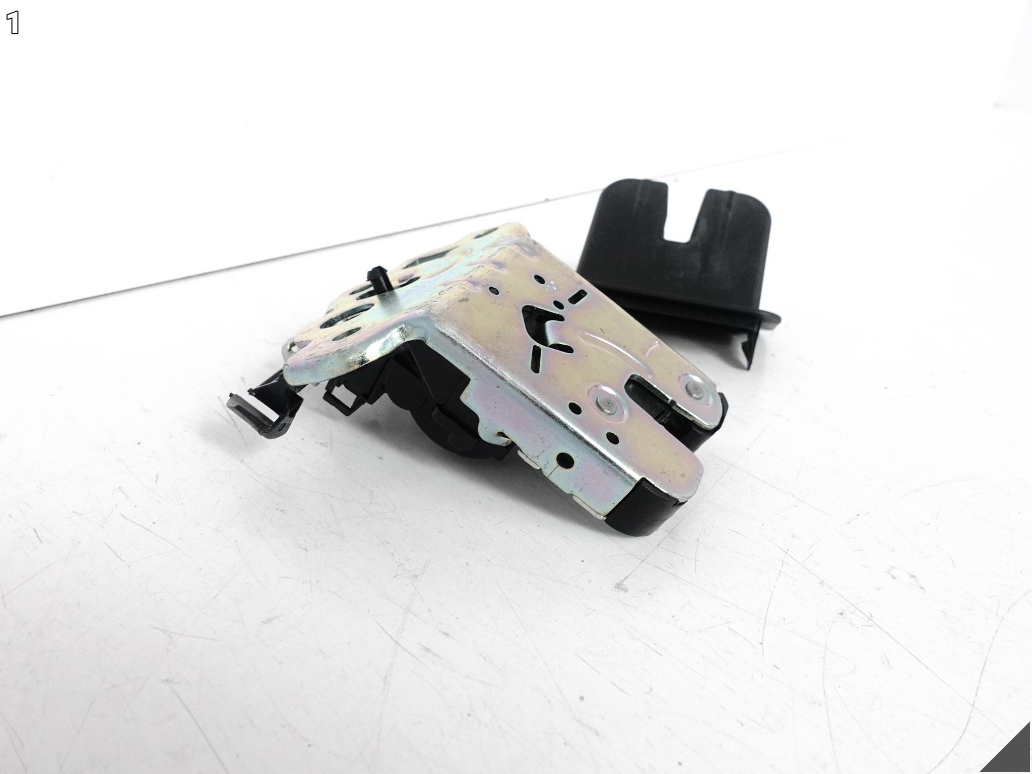 AUDI A8 S8 4H0 D4 A6 S6 4G0 A3 8V0 ZAMEK KLAPY BAGAŻNIKA OSŁONA 4H0827505A AUDI A8 S8 4H0 D4 A6 S6 4G0 A3 8V0 ZAMEK KLAPY BAGAŻNIKA OSŁONA 4H0827505A - obrazek 2