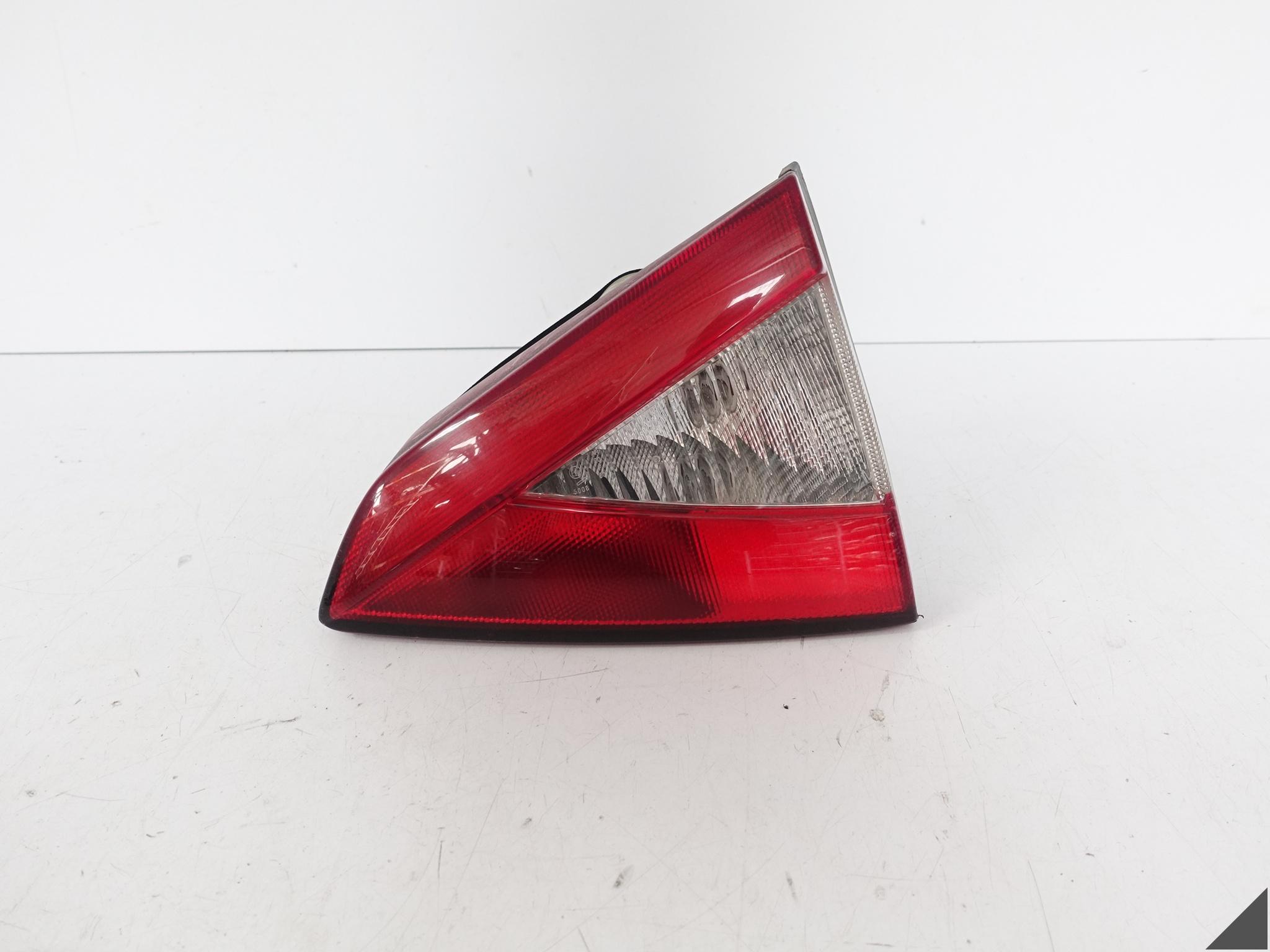 MASERATI GRANTURISMO M145 07-19 LAMPA W KLAPĘ BAGAŻNIKA PRAWA TYŁ 231568 MASERATI GRANTURISMO M145 07-19 LAMPA W KLAPĘ BAGAŻNIKA PRAWA TYŁ 231568