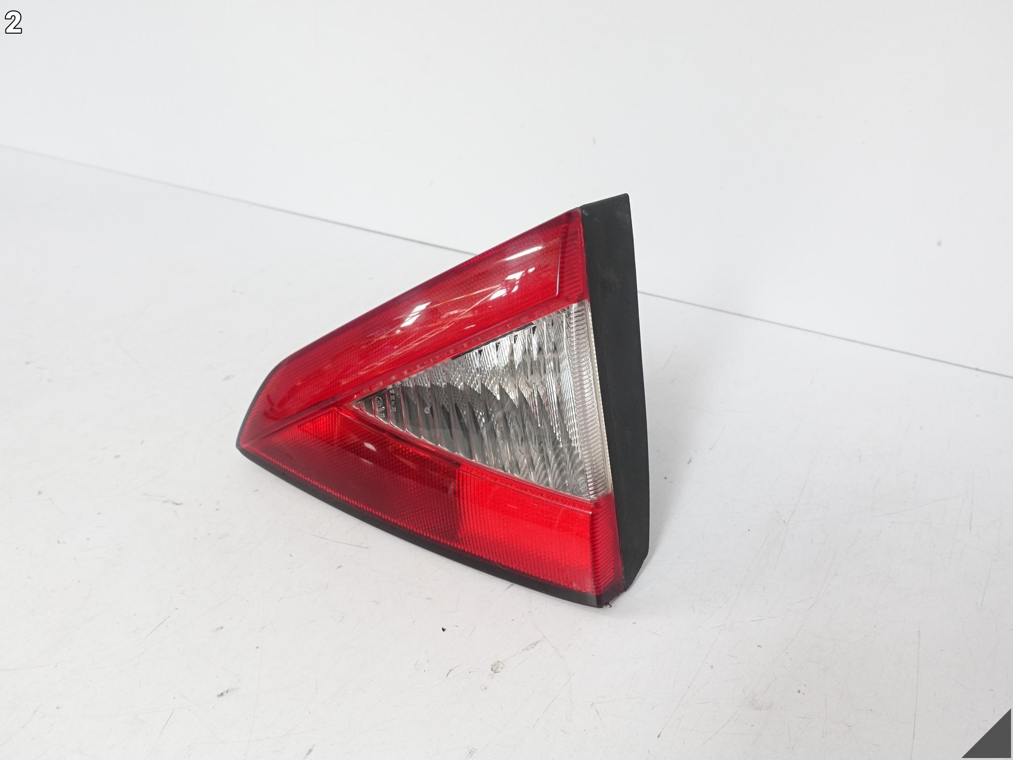 MASERATI GRANTURISMO M145 07-19 LAMPA W KLAPĘ BAGAŻNIKA PRAWA TYŁ 231568 MASERATI GRANTURISMO M145 07-19 LAMPA W KLAPĘ BAGAŻNIKA PRAWA TYŁ 231568 - obrazek 3