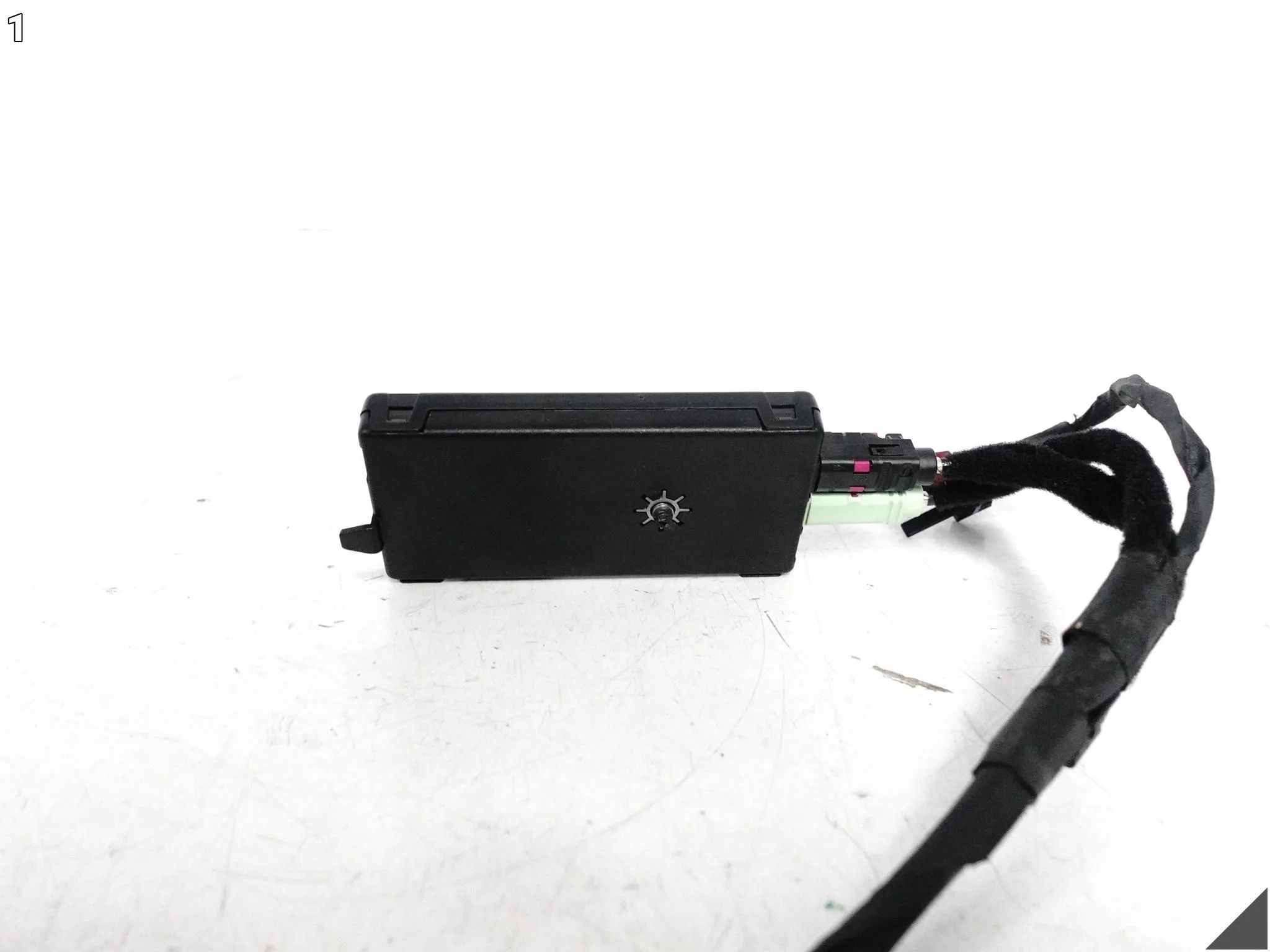 BMW 6 G32 GT GRAN TURISMO 17-23 WZMACNIACZ ANTENOWY INSTALACJA W KLAPĘ TYŁ BMW 6 G32 GT GRAN TURISMO 17-23 WZMACNIACZ ANTENOWY INSTALACJA W KLAPĘ TYŁ - obrazek 2