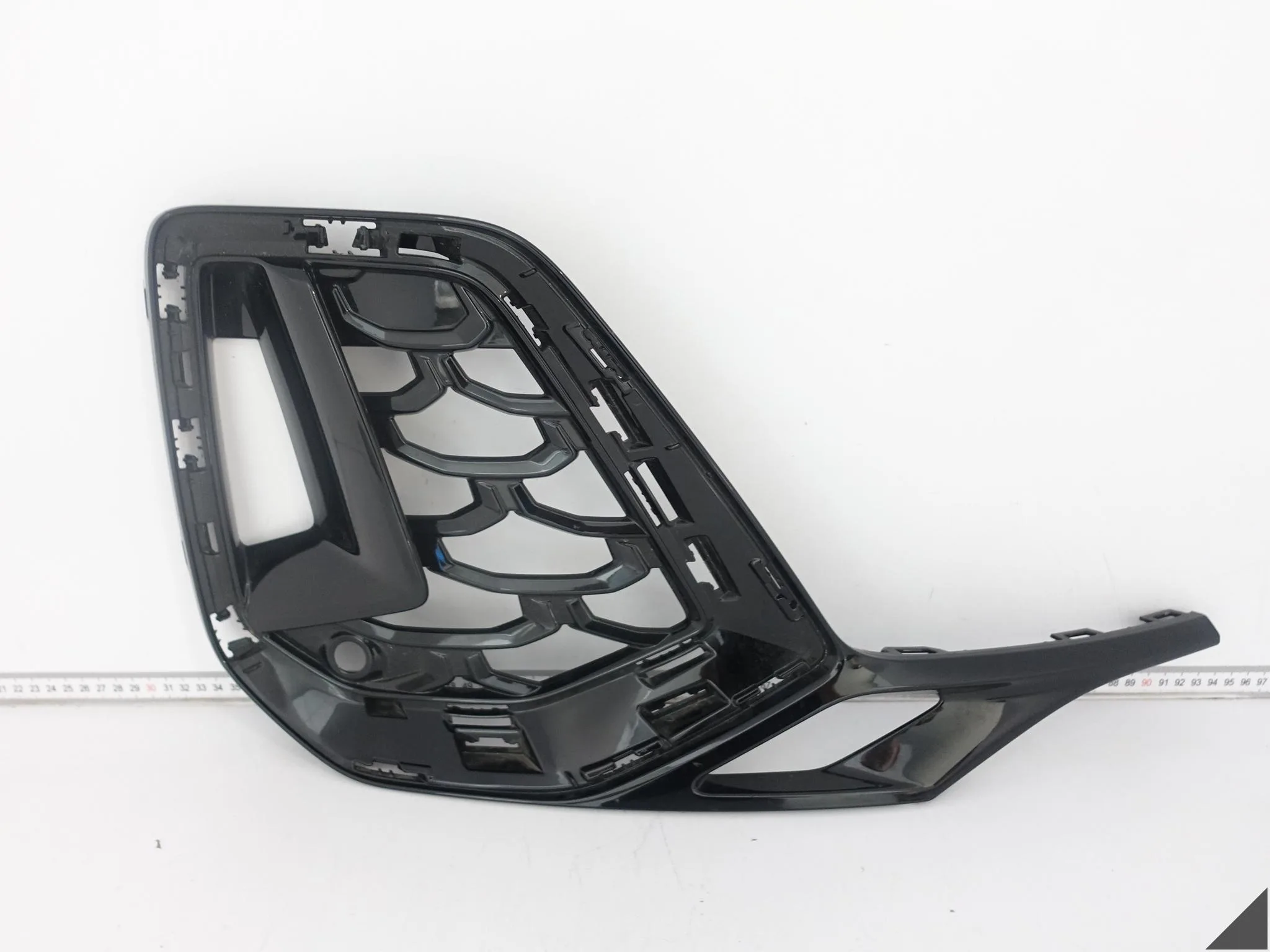 AUDI Q7 SQ7 S-LINE II 4M LIFT (DRUGI LIFT) 24- ATRAPA W ZDERZAK PRZÓD PRAWA AUDI Q7 SQ7 S-LINE II 4M LIFT (DRUGI LIFT) 24- ATRAPA W ZDERZAK PRZÓD PRAWA
