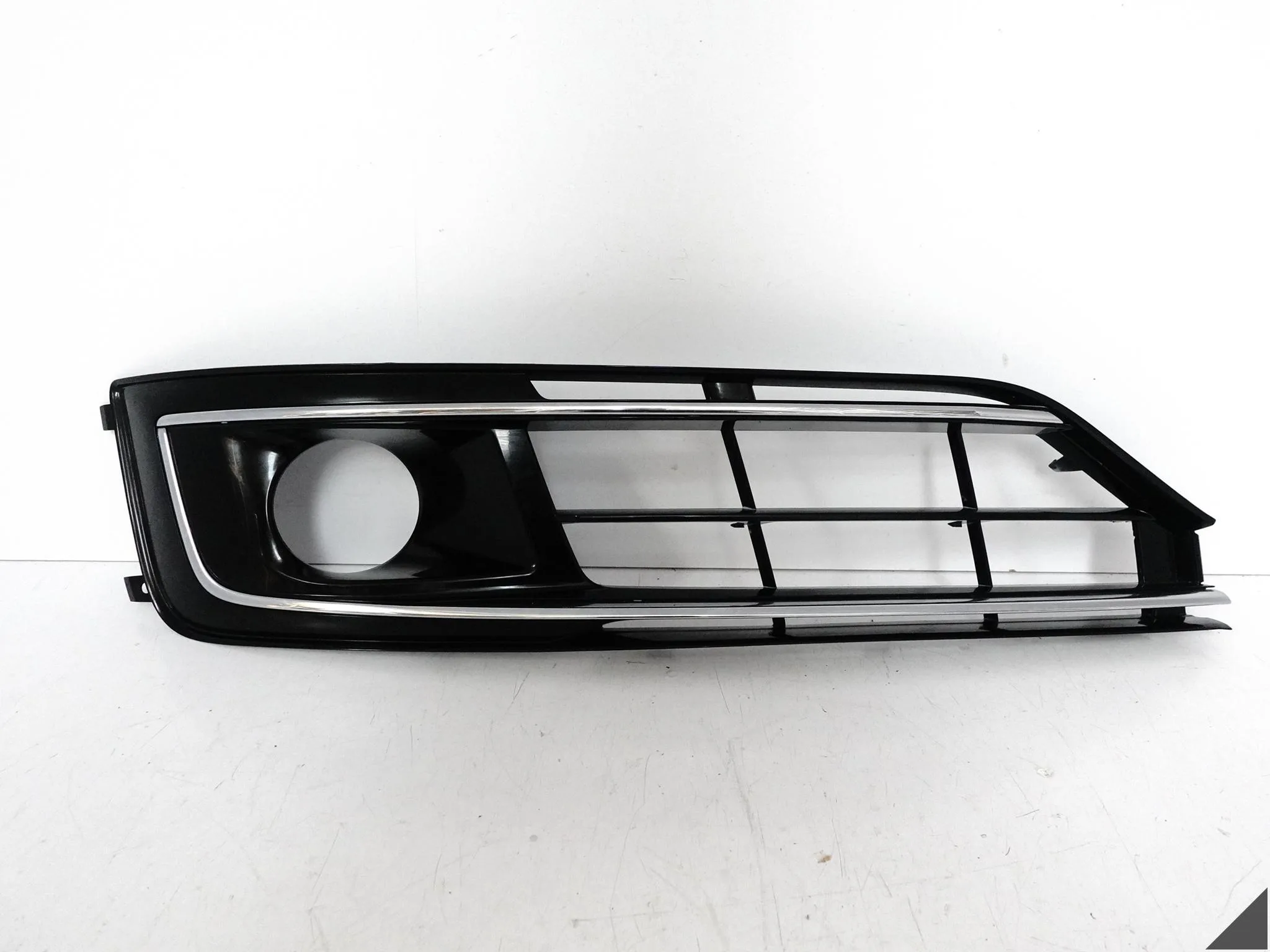 AUDI A8 4H0 D4 LIFT 13-17 ATRAPA KRATKA W ZDERZAK PRZÓD PRAWA AUDI A8 4H0 D4 LIFT 13-17 ATRAPA KRATKA W ZDERZAK PRZÓD PRAWA