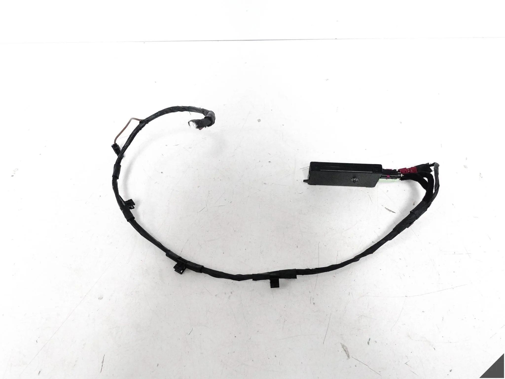 BMW 6 G32 GT GRAN TURISMO 17-23 WZMACNIACZ ANTENOWY INSTALACJA W KLAPĘ TYŁ BMW 6 G32 GT GRAN TURISMO 17-23 WZMACNIACZ ANTENOWY INSTALACJA W KLAPĘ TYŁ
