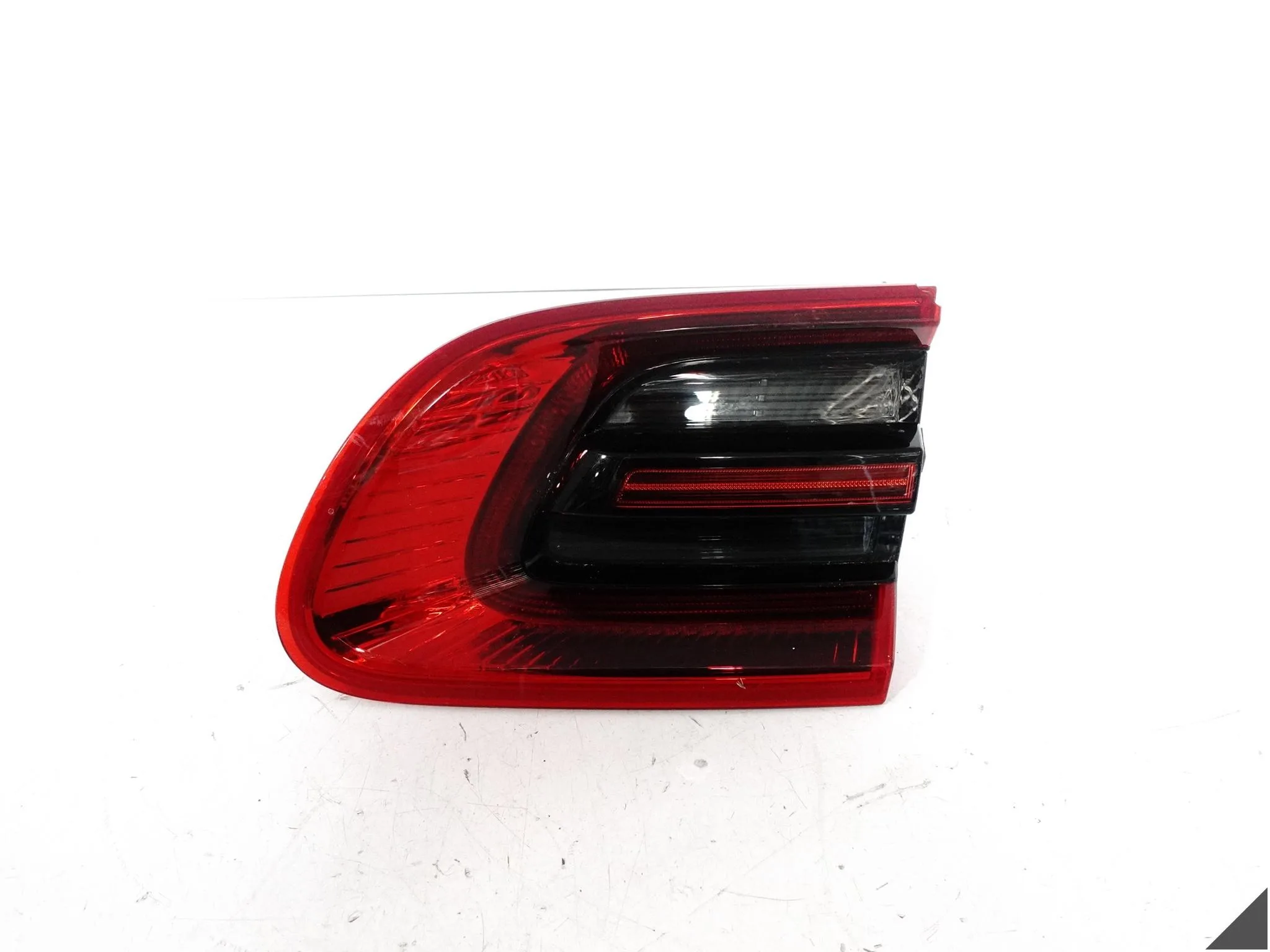 PORSCHE MACAN 95B 14-18 LAMPA LED W KLAPĘ PRAWA TYŁ EU 95B945094F PORSCHE MACAN 95B 14-18 LAMPA LED W KLAPĘ PRAWA TYŁ EU 95B945094F
