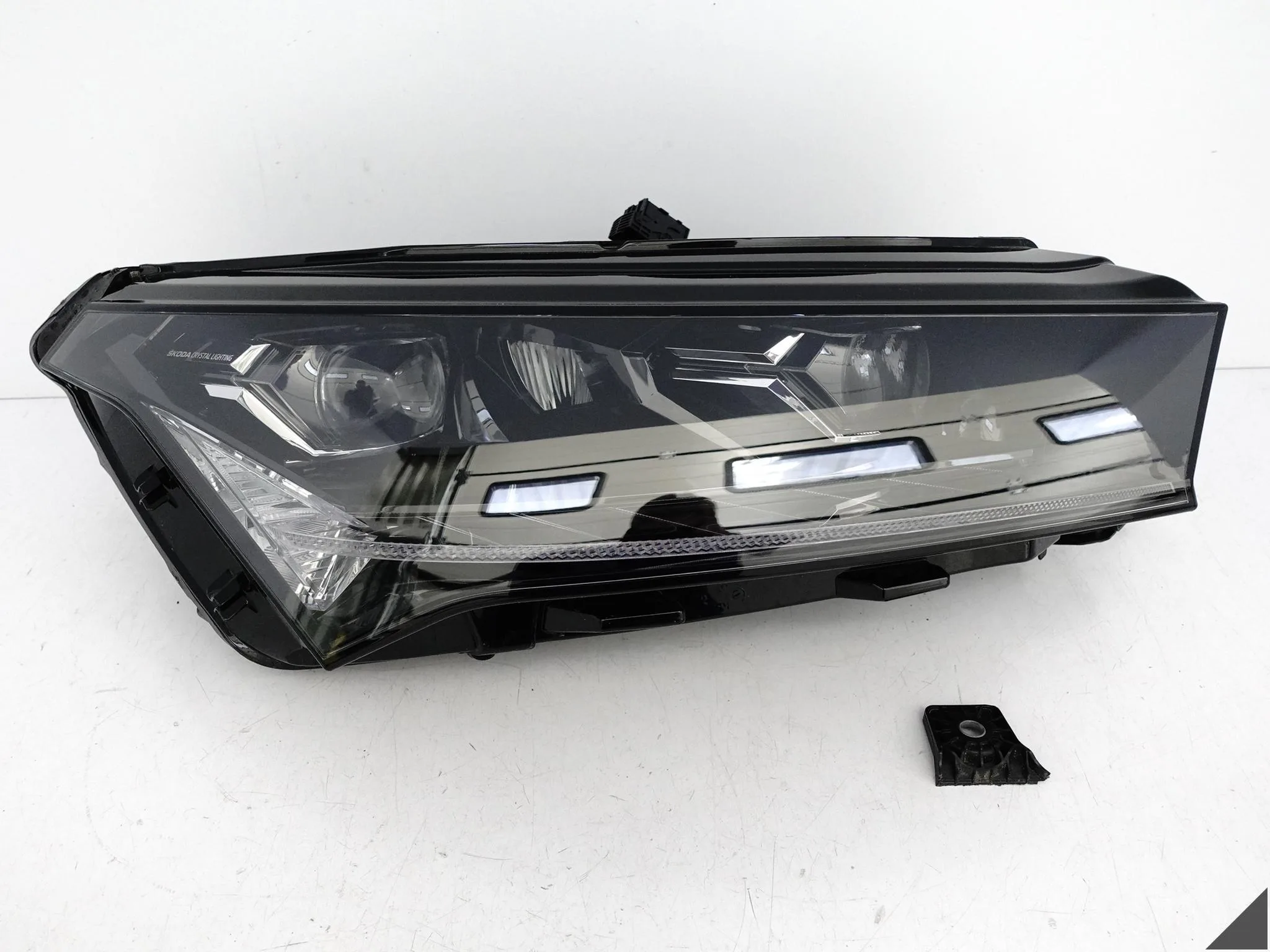 SKODA ENYAQ iV ELECTRIC 5LB 20- LAMPA FULL LED CRYSTAL LIGHTING PRAWA PRZÓD SKODA ENYAQ iV ELECTRIC 5LB 20- LAMPA FULL LED CRYSTAL LIGHTING PRAWA PRZÓD