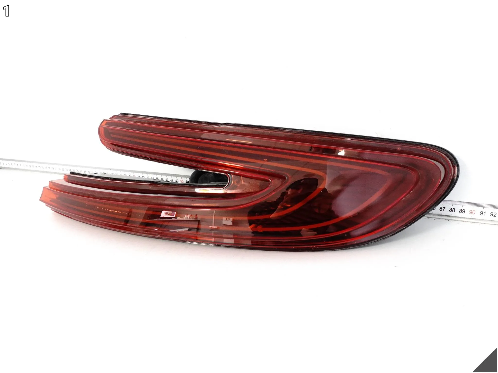 ASTON MARTIN DB11 16-23 LAMPA TAIL LAMP W BŁOTNIK PRAWA TYŁ ( USA ) ROSE ASTON MARTIN DB11 16-23 LAMPA TAIL LAMP W BŁOTNIK PRAWA TYŁ ( USA ) ROSE - obrazek 2