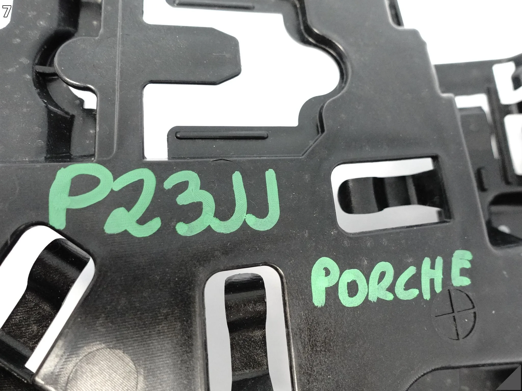 PORSCHE MACAN 95C 24- ŚLIZG MOCOWANIE UCHWYT ZDERZAKA PRAWY TYŁ 95C807406 PORSCHE MACAN 95C 24- ŚLIZG MOCOWANIE UCHWYT ZDERZAKA PRAWY TYŁ 95C807406 - obrazek 8
