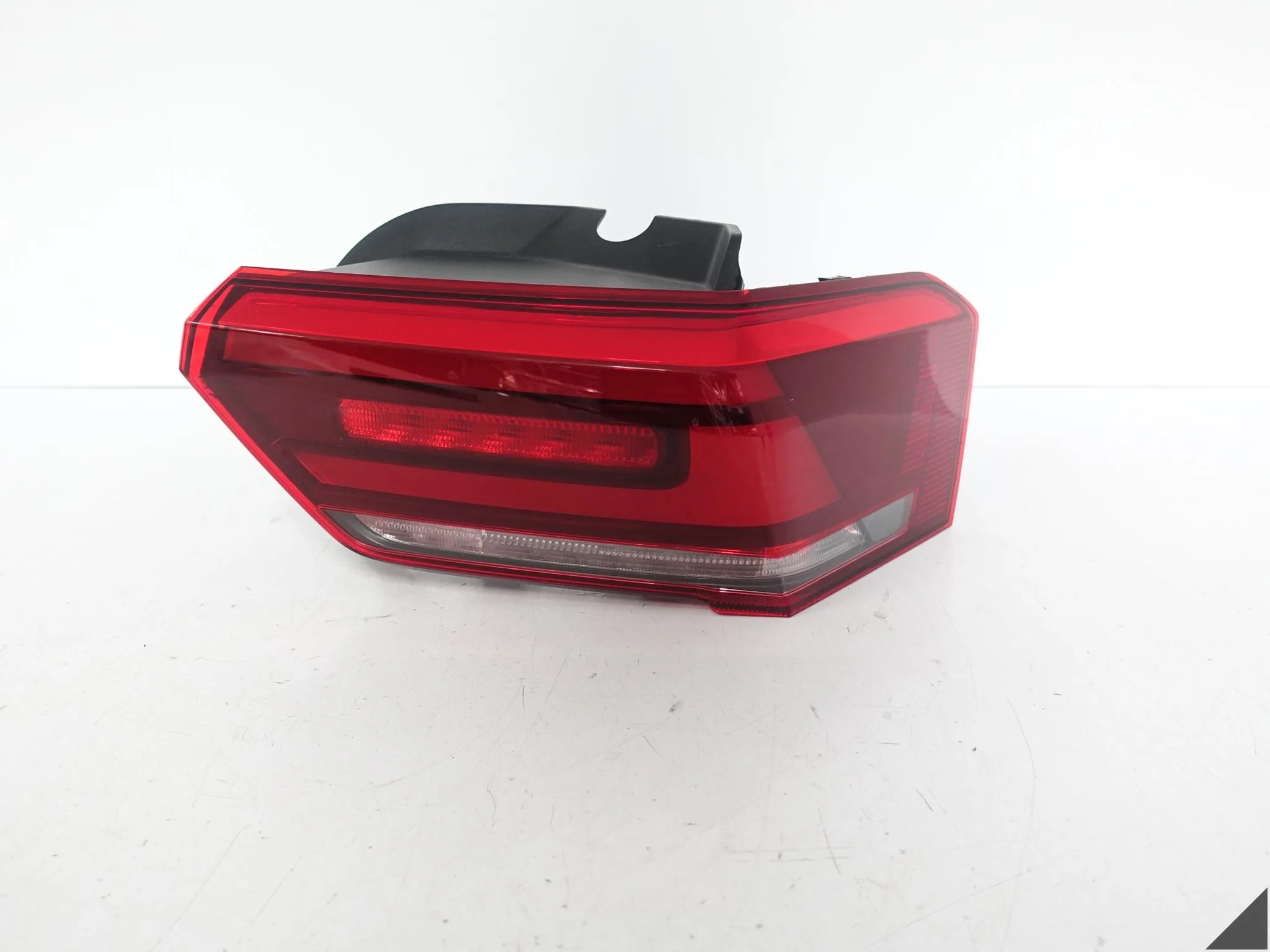 VW ID3 ID.3 10A 19- LAMPA TAILLIGHT LED W BŁOTNIK PRAWA TYŁ 10A945096B VW ID3 ID.3 10A 19- LAMPA TAILLIGHT LED W BŁOTNIK PRAWA TYŁ 10A945096B