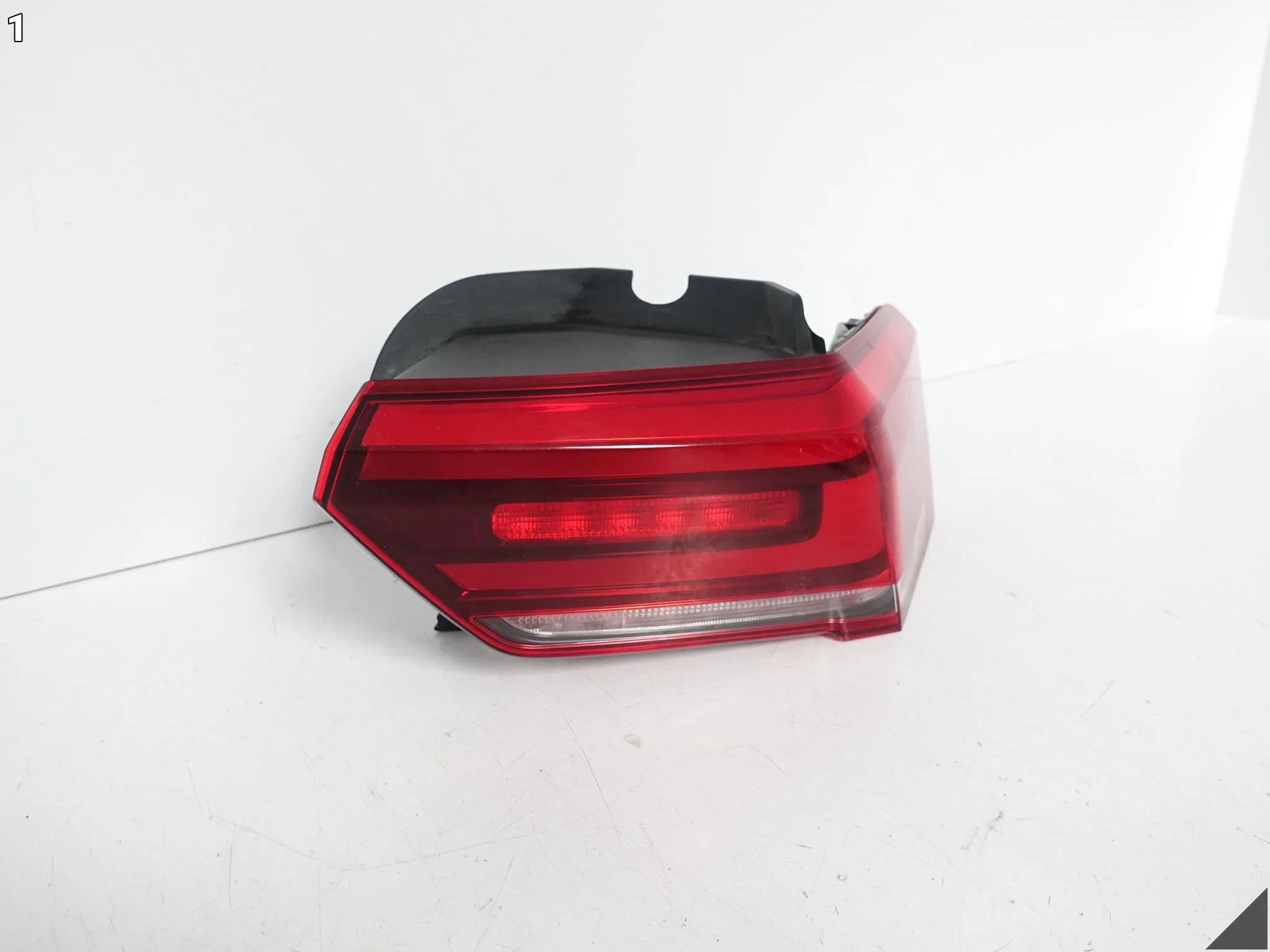 VW ID3 ID.3 10A 19- LAMPA TAILLIGHT LED W BŁOTNIK PRAWA TYŁ 10A945096B VW ID3 ID.3 10A 19- LAMPA TAILLIGHT LED W BŁOTNIK PRAWA TYŁ 10A945096B - obrazek 2