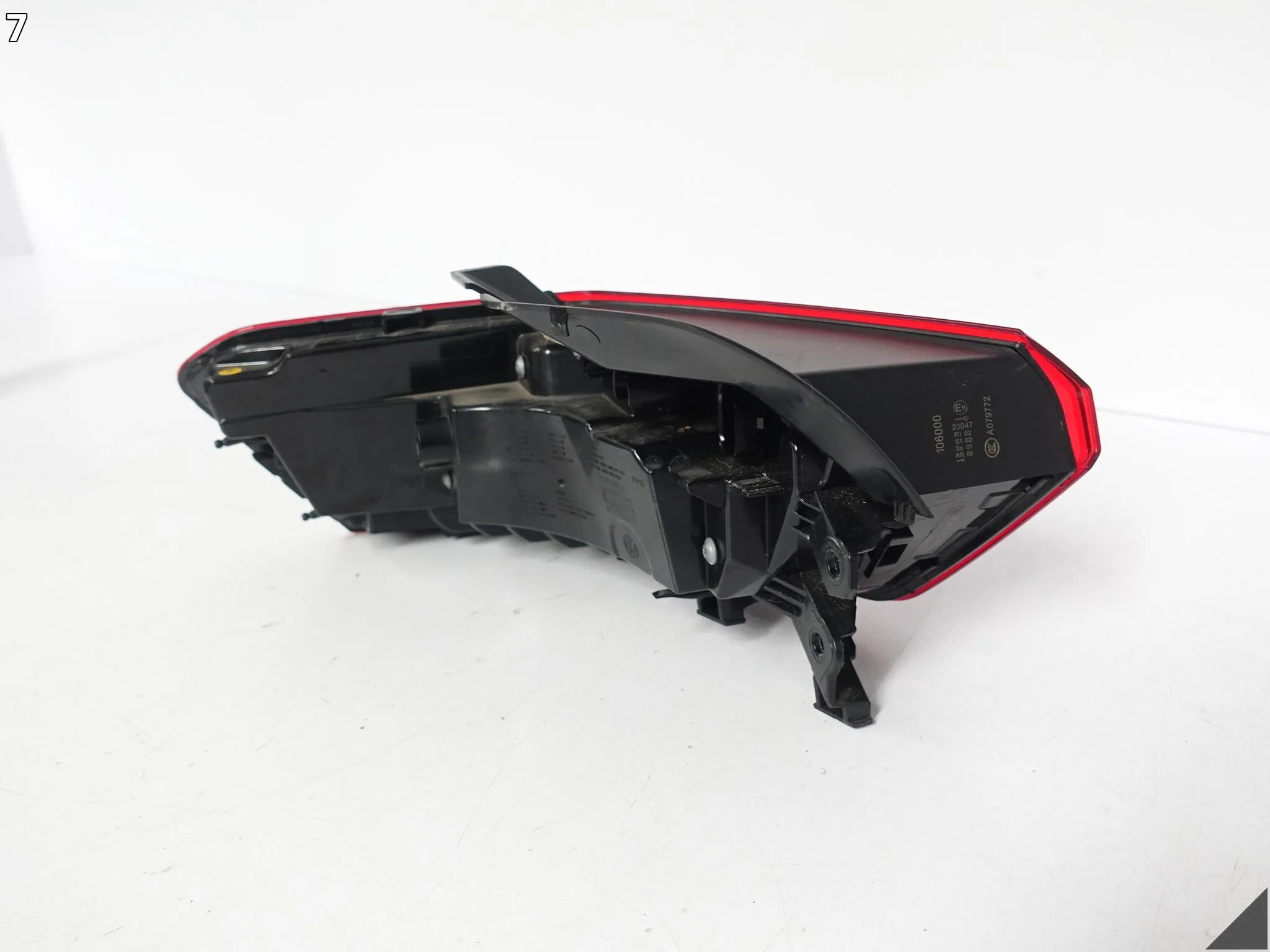 VW ID3 ID.3 10A 19- LAMPA TAILLIGHT LED W BŁOTNIK PRAWA TYŁ 10A945096B VW ID3 ID.3 10A 19- LAMPA TAILLIGHT LED W BŁOTNIK PRAWA TYŁ 10A945096B - obrazek 8