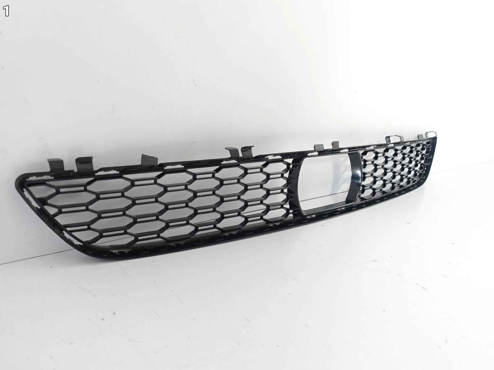 BMW 5 G30 G31 M-PAKIET 17-20 DOLNA KRATKA ATRAPA WLOT W ZDERZAK PRZÓD ORG BMW 5 G30 G31 M-PAKIET 17-20 DOLNA KRATKA ATRAPA WLOT W ZDERZAK PRZÓD ORG - obrazek 2
