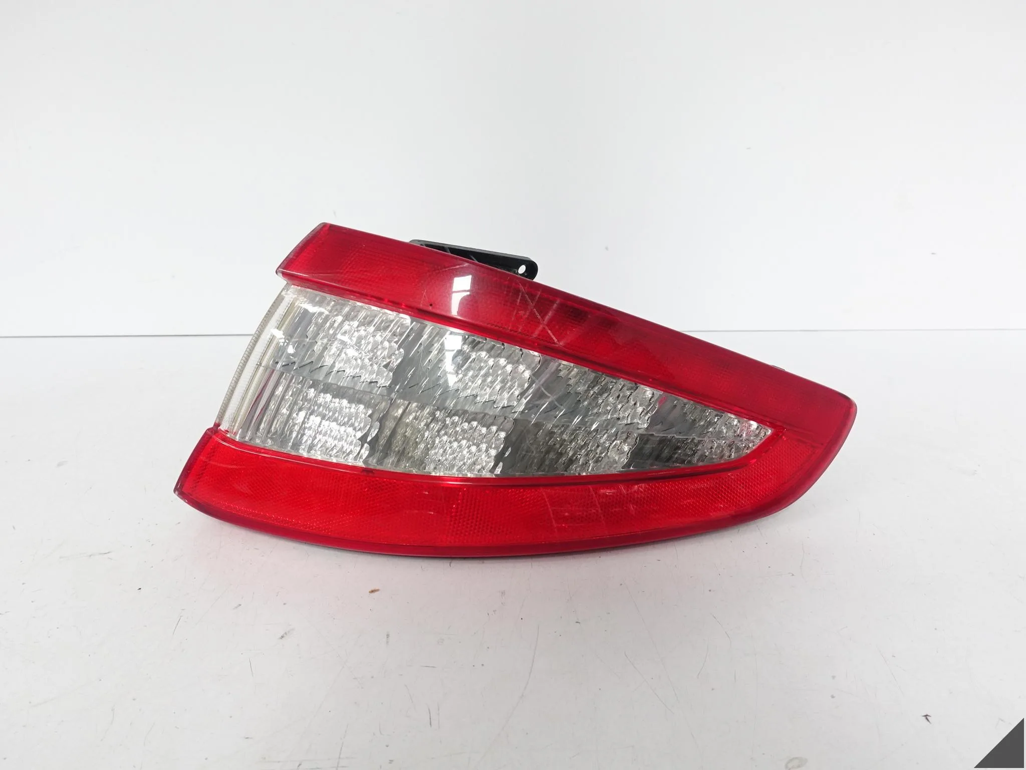 MASERATI GRANTURISMO M145 07-13 LAMPA LED W BŁOTNIK PRAWA TYŁ EUROPA JASNA MASERATI GRANTURISMO M145 07-13 LAMPA LED W BŁOTNIK PRAWA TYŁ EUROPA JASNA