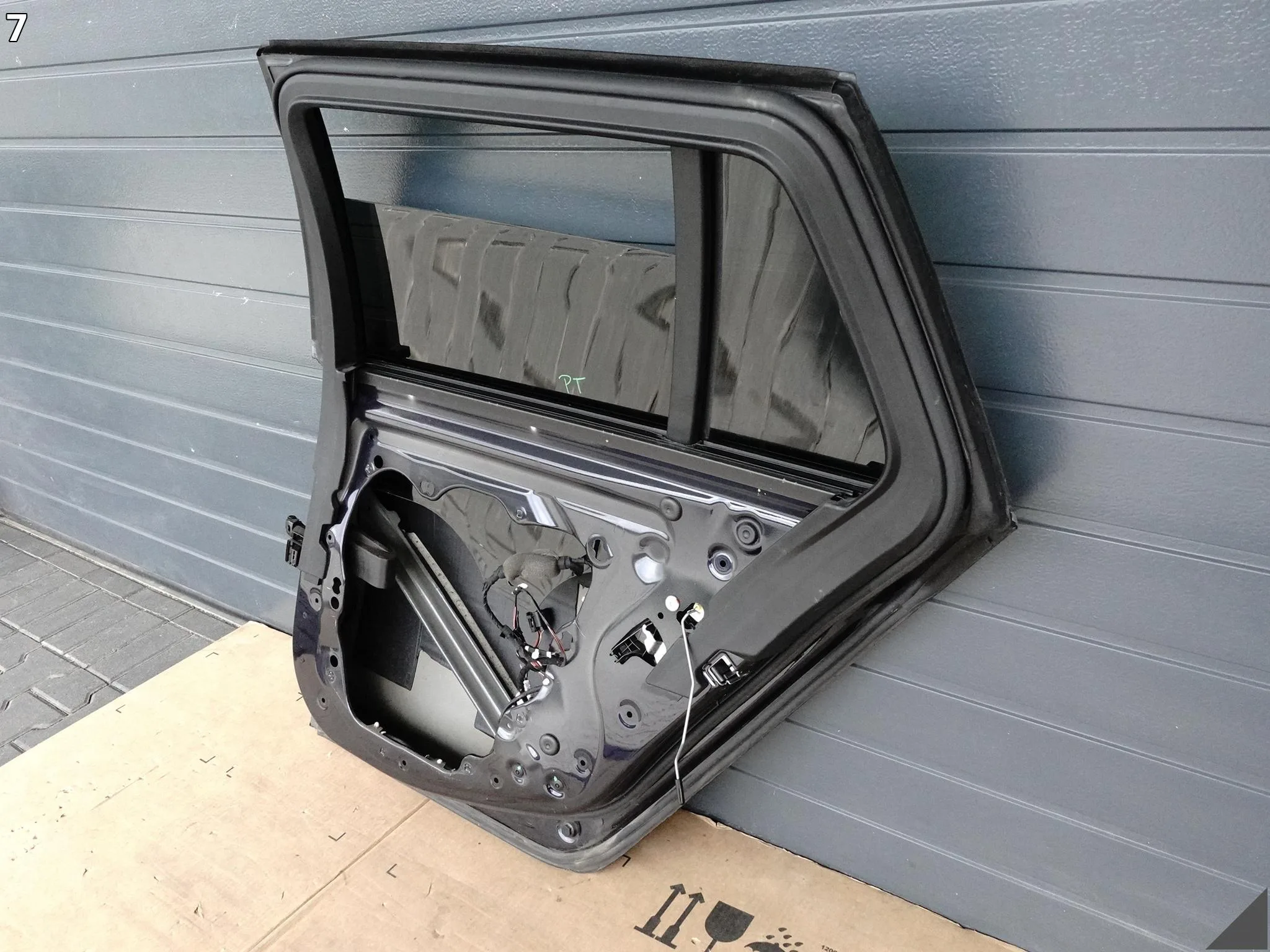 BMW 5 G31 TOURING KOMBI 17-24 DRZWI SZYBA PRAWE TYŁ KOLOR A89 IMPERIALBLAU BMW 5 G31 TOURING KOMBI 17-24 DRZWI SZYBA PRAWE TYŁ KOLOR A89 IMPERIALBLAU - obrazek 8