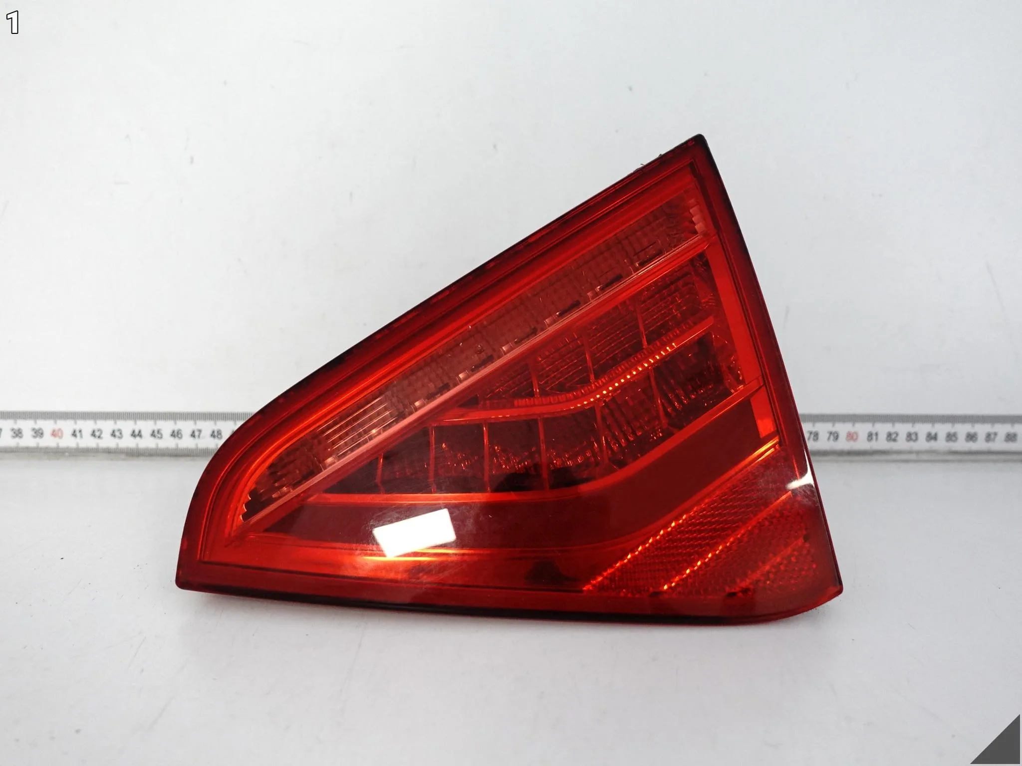 AUDI A5 S5 8T0 B8 LIFT 11-16 LAMPA LED W KLAPE BAGAŻNIKA PRAWA TYŁ EUROPA AUDI A5 S5 8T0 B8 LIFT 11-16 LAMPA LED W KLAPE BAGAŻNIKA PRAWA TYŁ EUROPA - obrazek 2