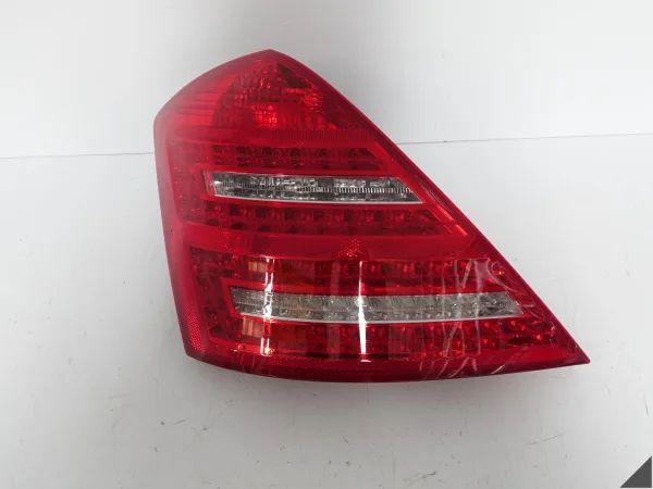 MERCEDES S-KLASA W221 MOPF LIFT 09-13 LAMPA LED W BŁOTNIK LEWA TYŁ EUROPA MERCEDES S-KLASA W221 MOPF LIFT 09-13 LAMPA LED W BŁOTNIK LEWA TYŁ EUROPA