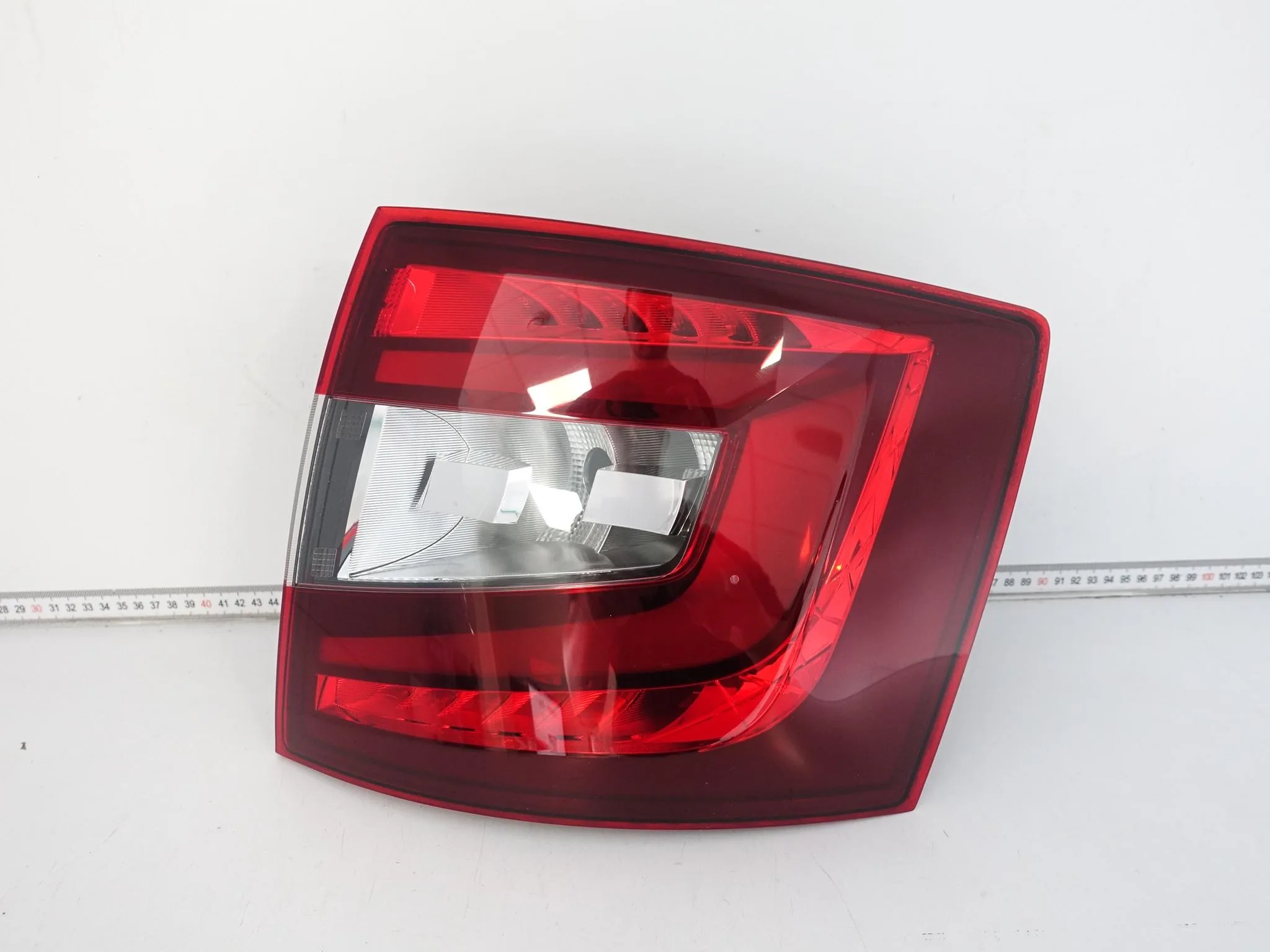 SKODA OCTAVIA III 5E9 LIFT KOMBI 16-20 LAMPA LED PRAWA W BŁOTNIK TYŁ EUROPA SKODA OCTAVIA III 5E9 LIFT KOMBI 16-20 LAMPA LED PRAWA W BŁOTNIK TYŁ EUROPA