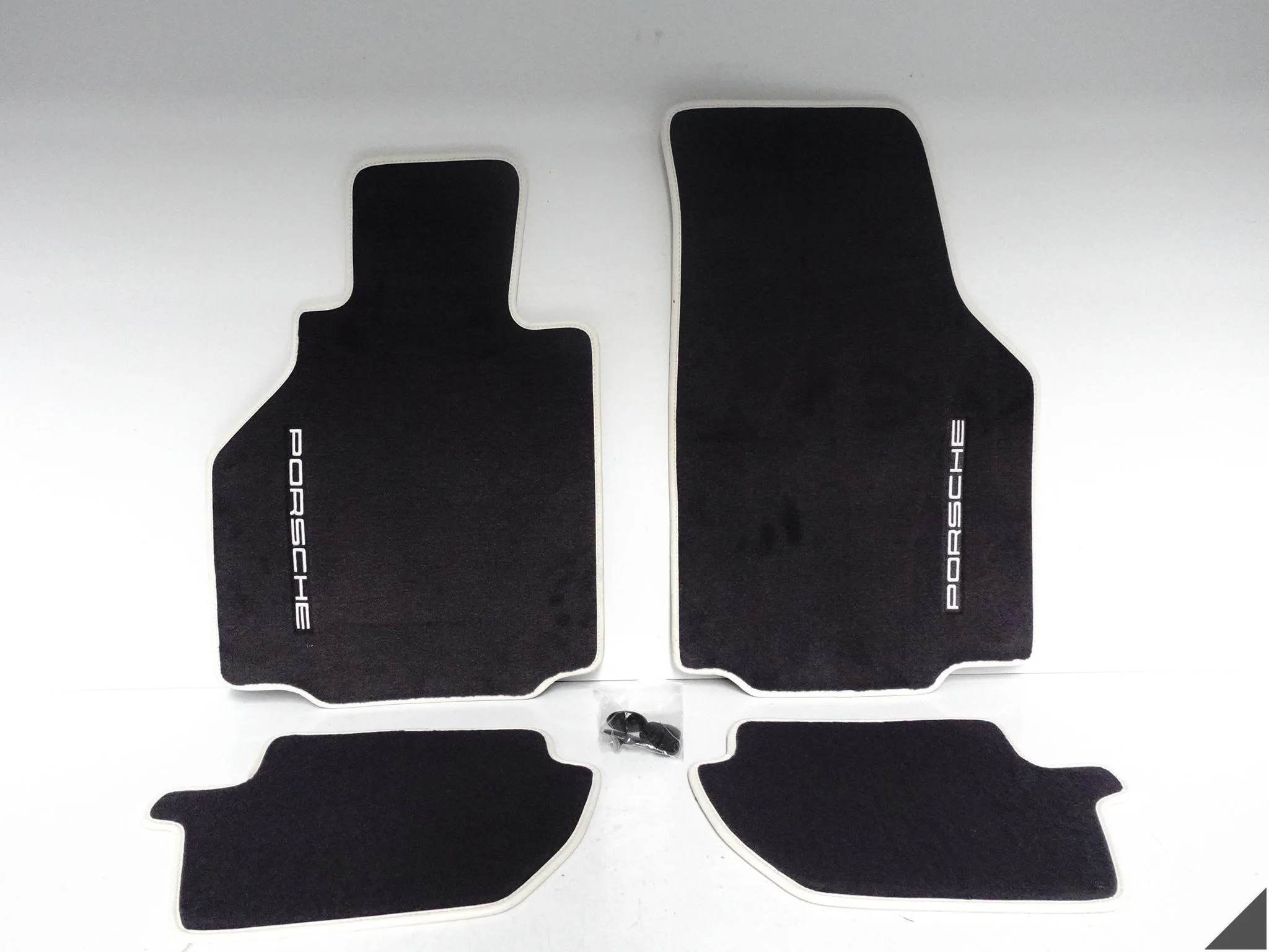 PORSCHE 911 996 97-06 KOMPLET DYWANIKÓW WYKŁADZINA METROPOLBLAU EU PORSCHE 911 996 97-06 KOMPLET DYWANIKÓW WYKŁADZINA METROPOLBLAU EU